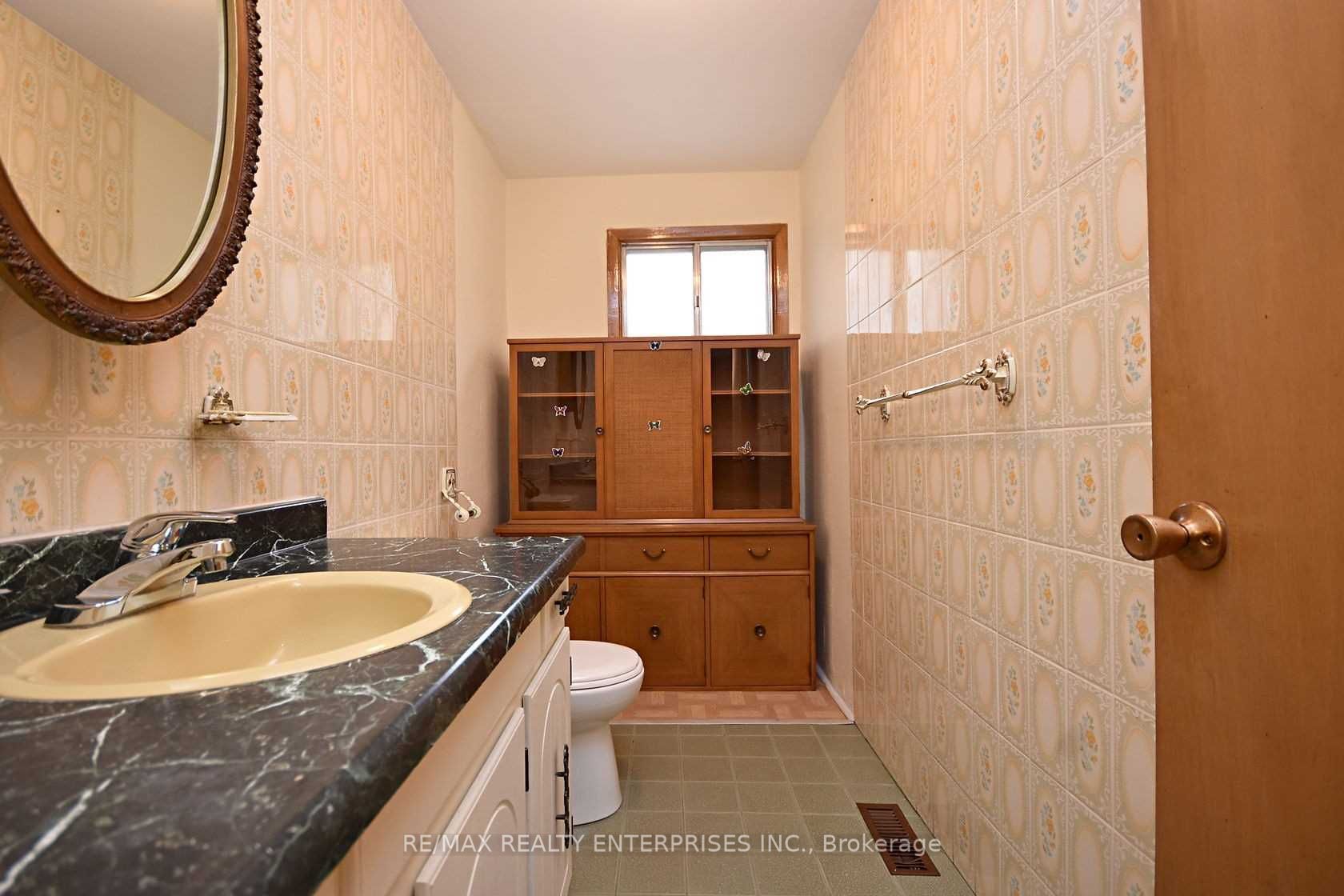 857 Hollowtree Cres Property Photo 12