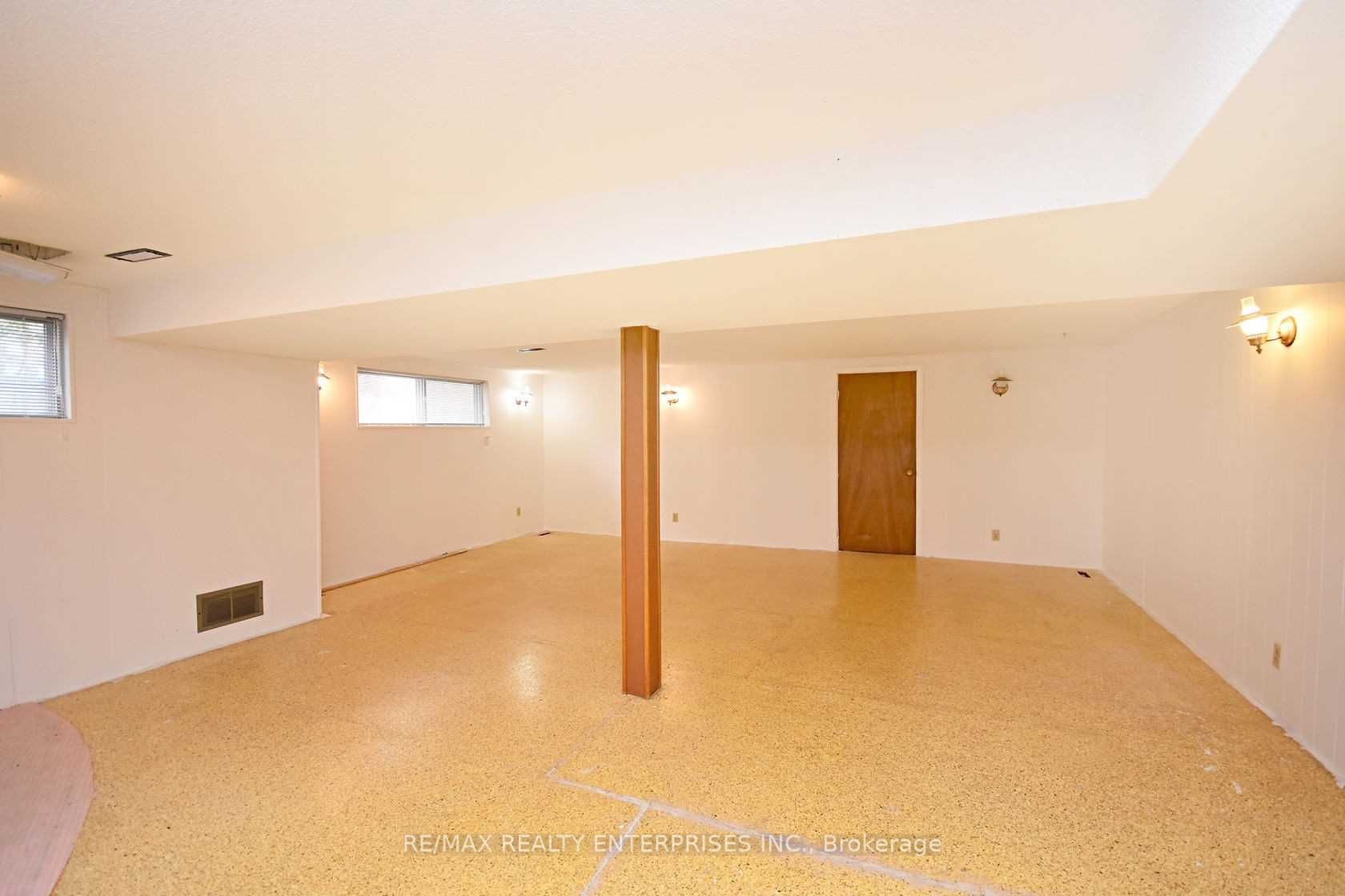 857 Hollowtree Cres Property Photo 14