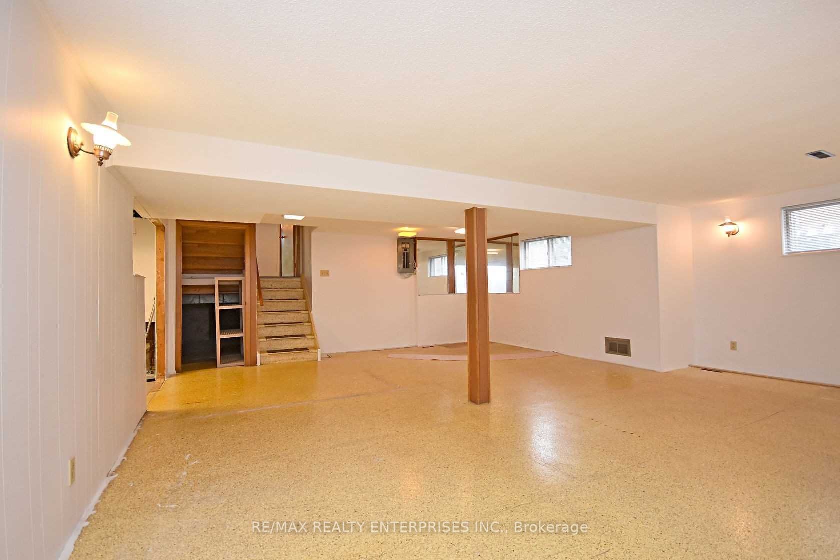 857 Hollowtree Cres Property Photo 15