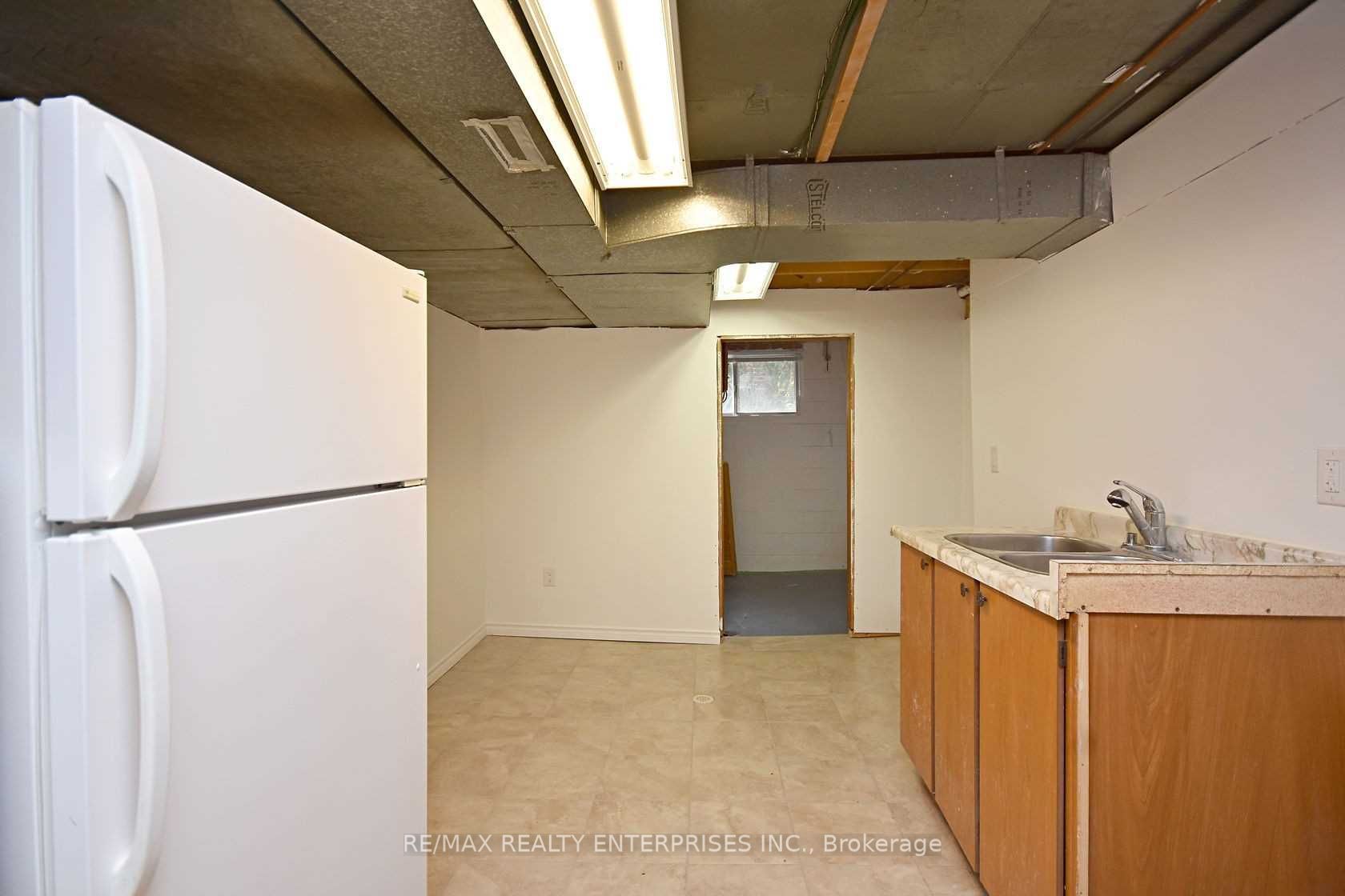 857 Hollowtree Cres Property Photo 16