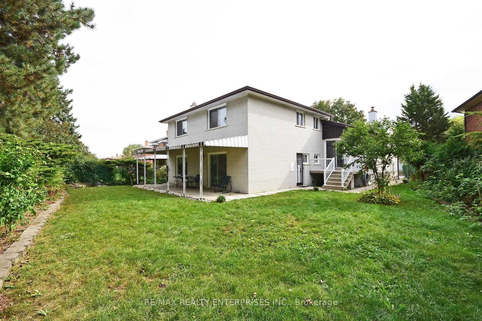 857 Hollowtree Cres Property Photo 17