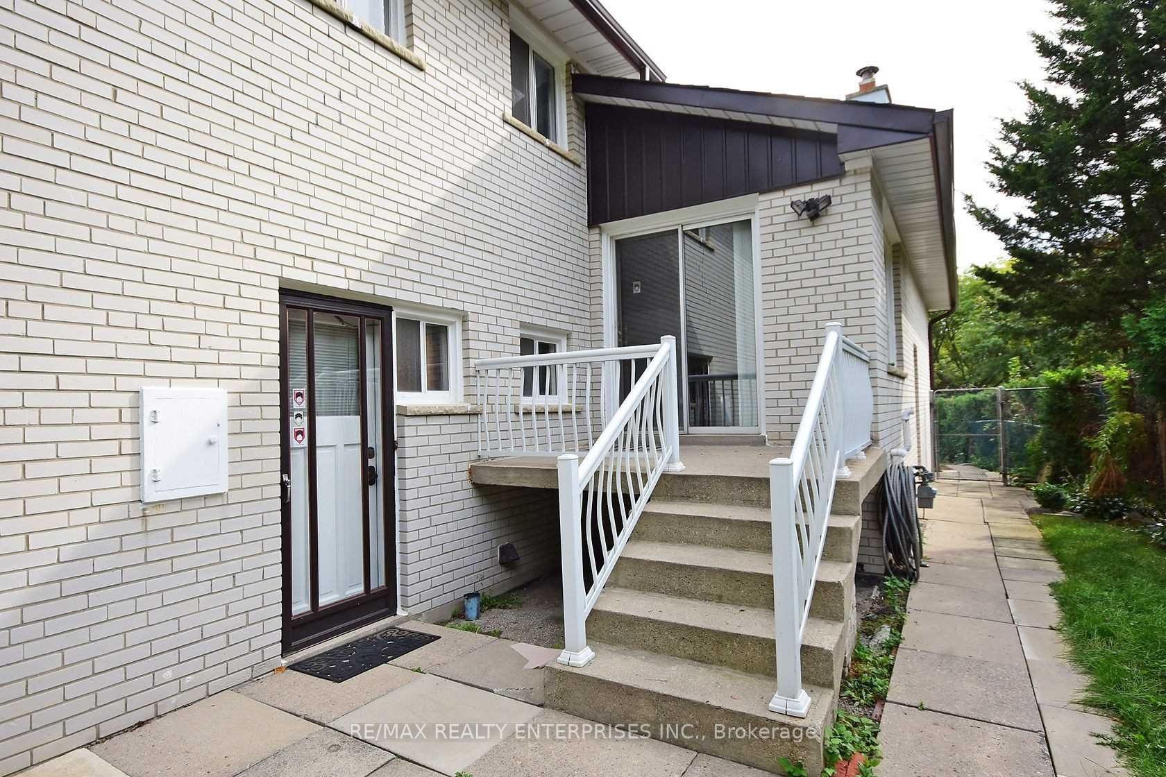 857 Hollowtree Cres Property Photo 19