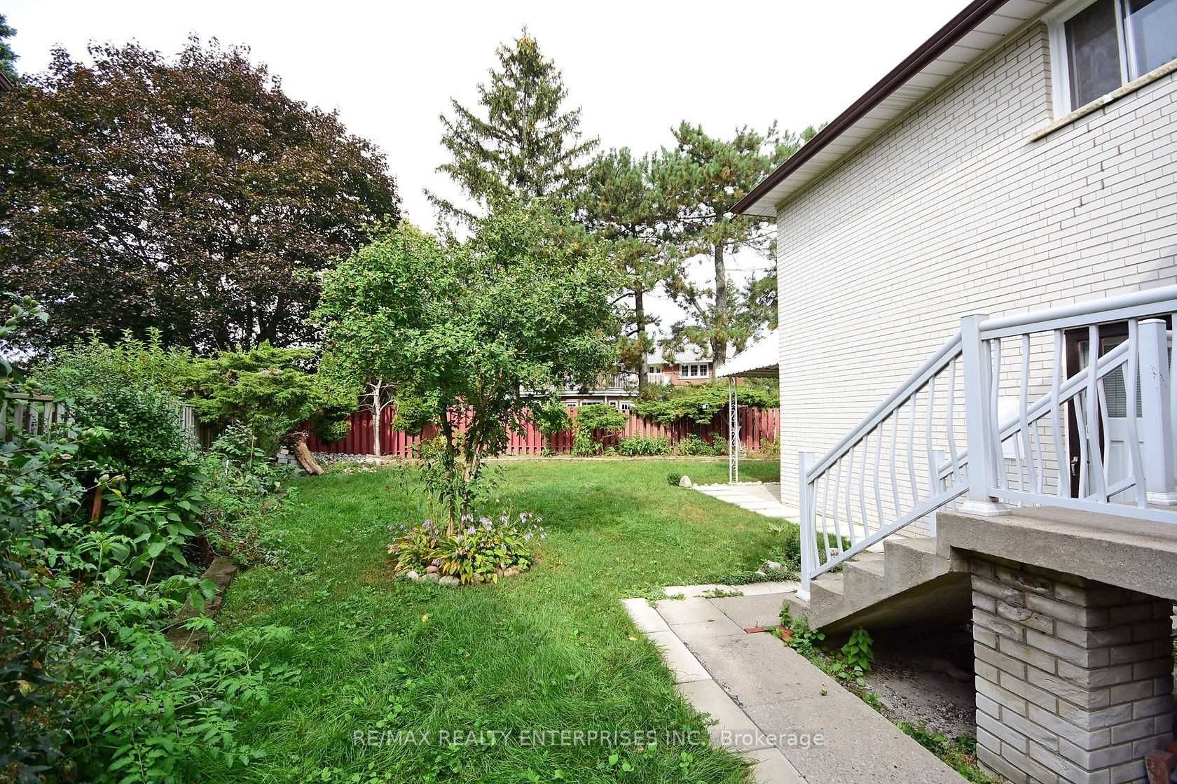 857 Hollowtree Cres Property Photo 20