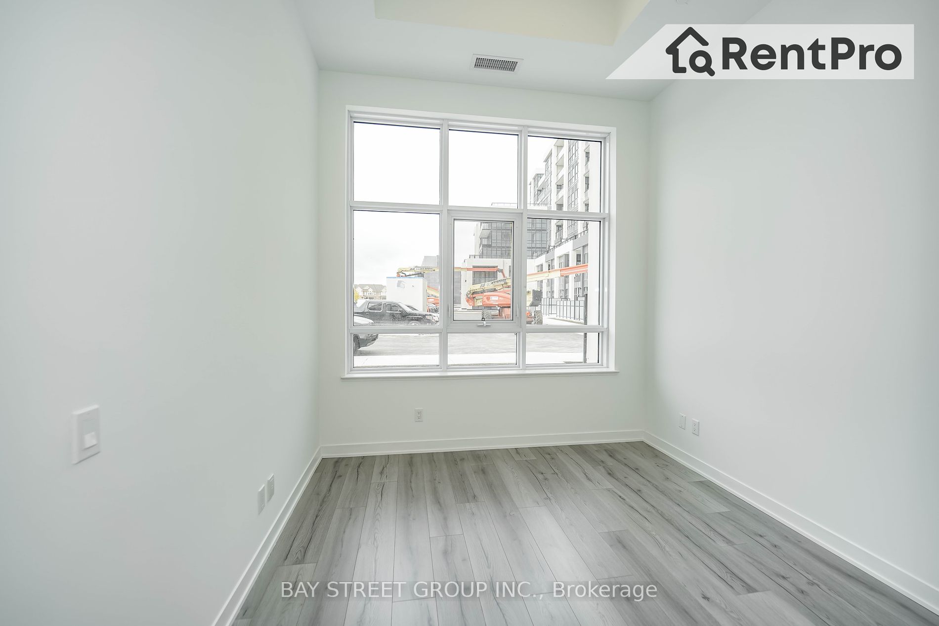 405 Dundas St W 20 Property Photo 18
