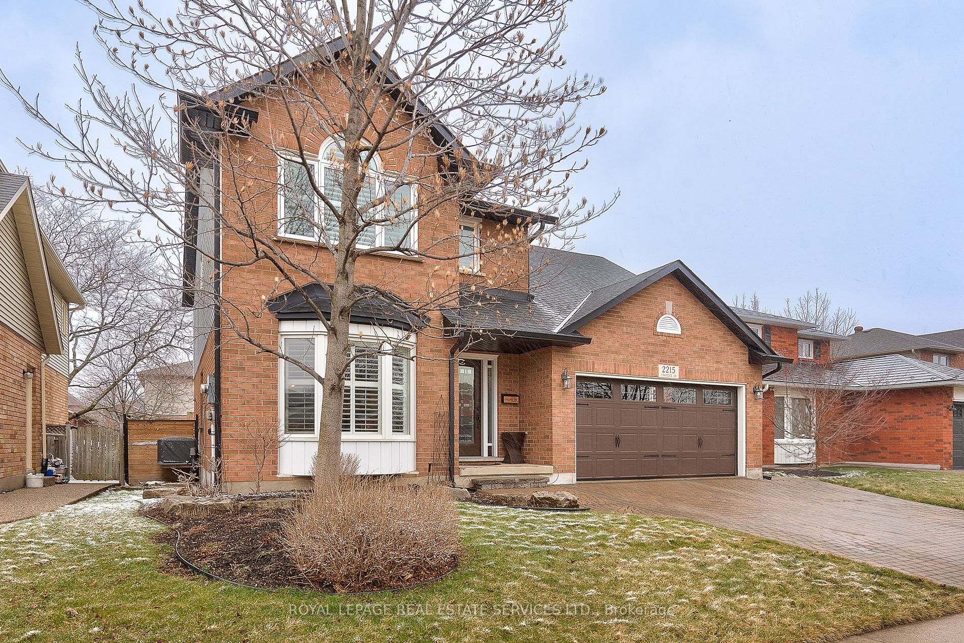 2215 Oakridge Cres Property Photo 3