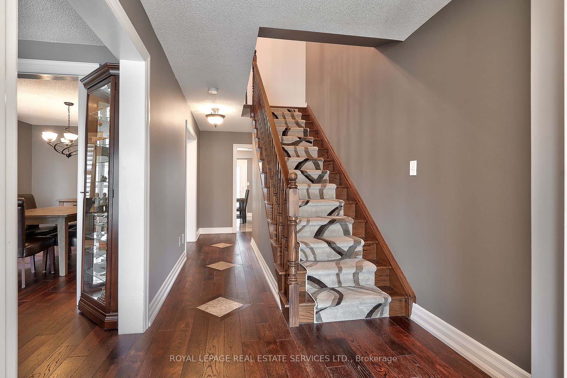 2215 Oakridge Cres Property Photo 6