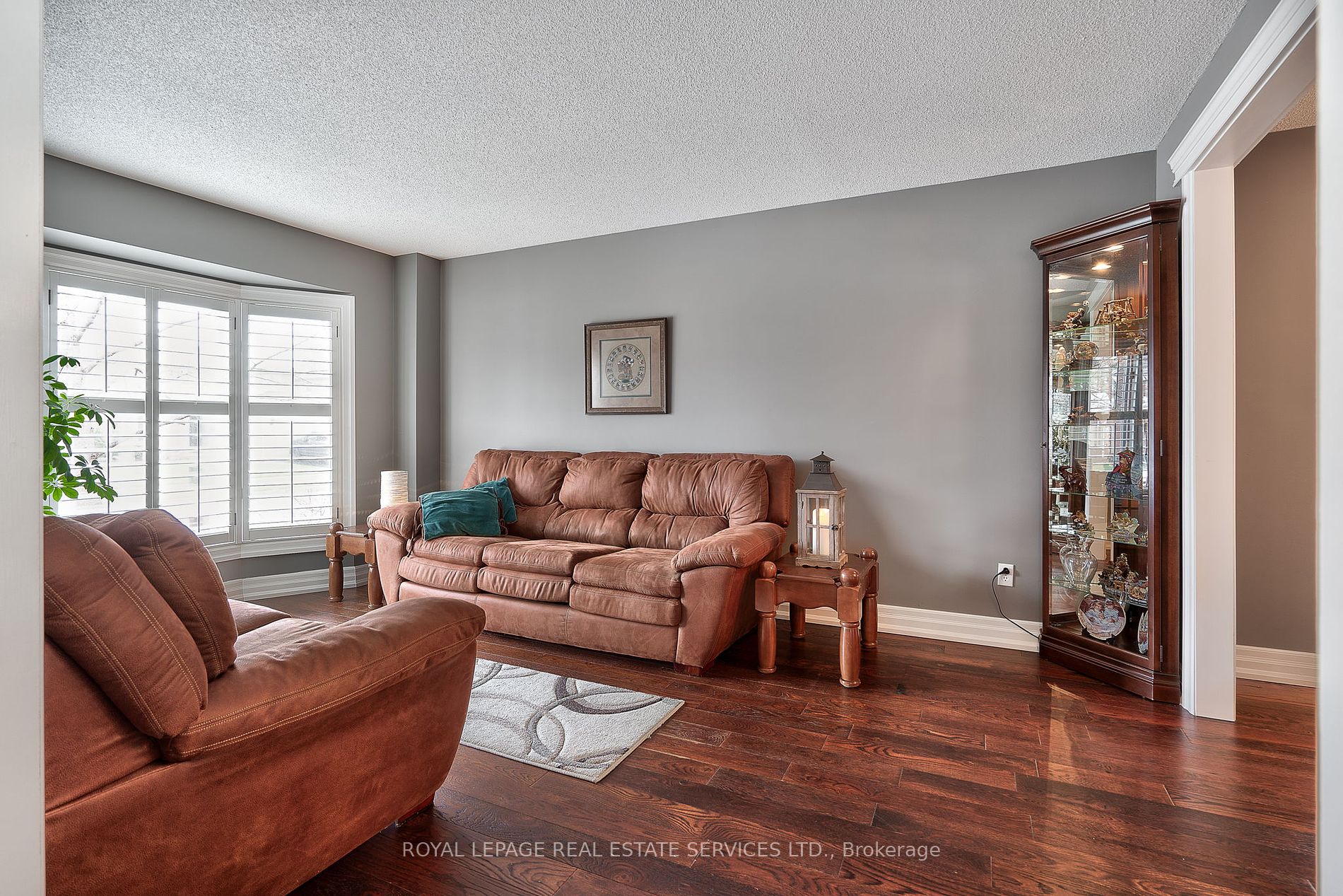 2215 Oakridge Cres Property Photo 8