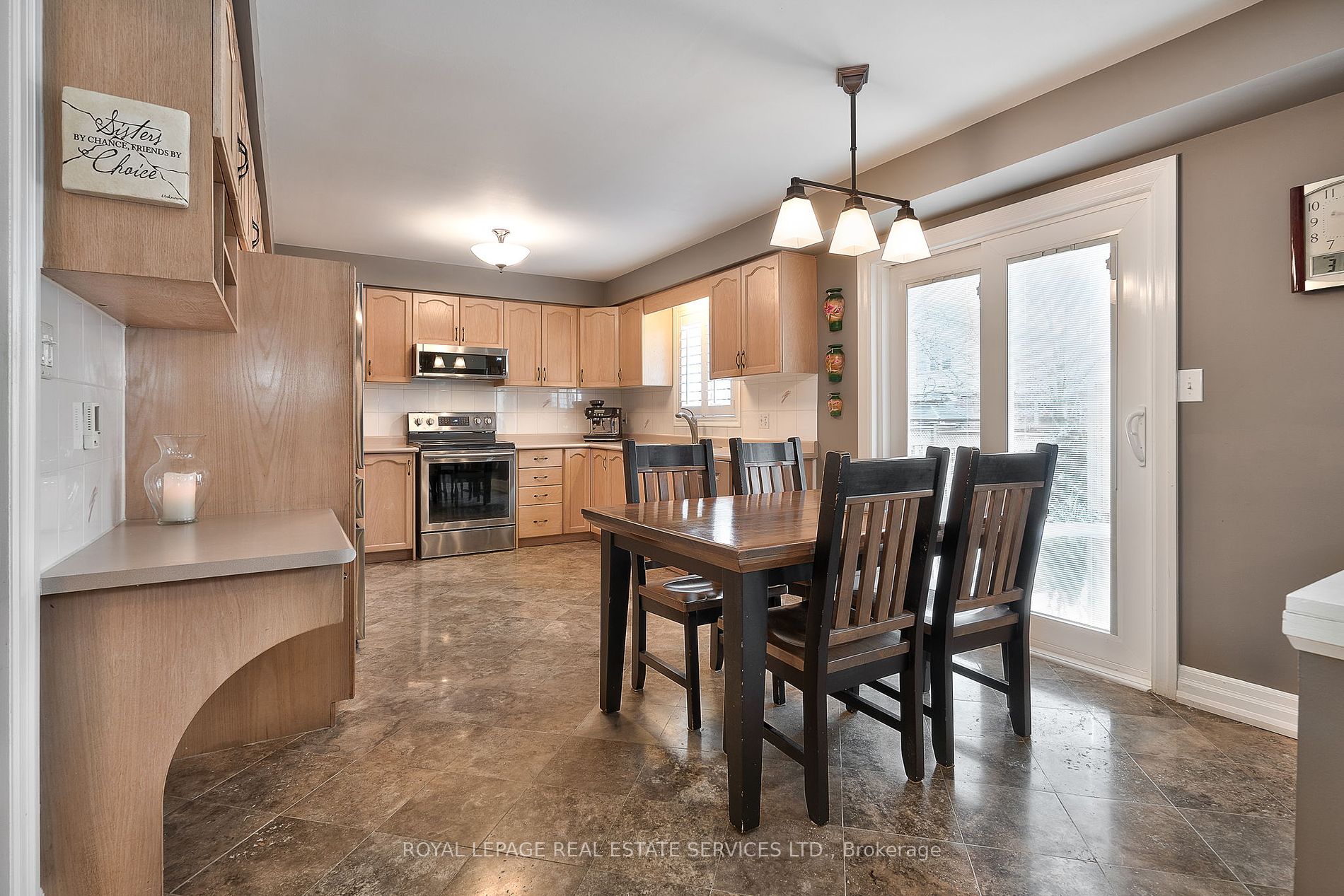 2215 Oakridge Cres Property Photo 11