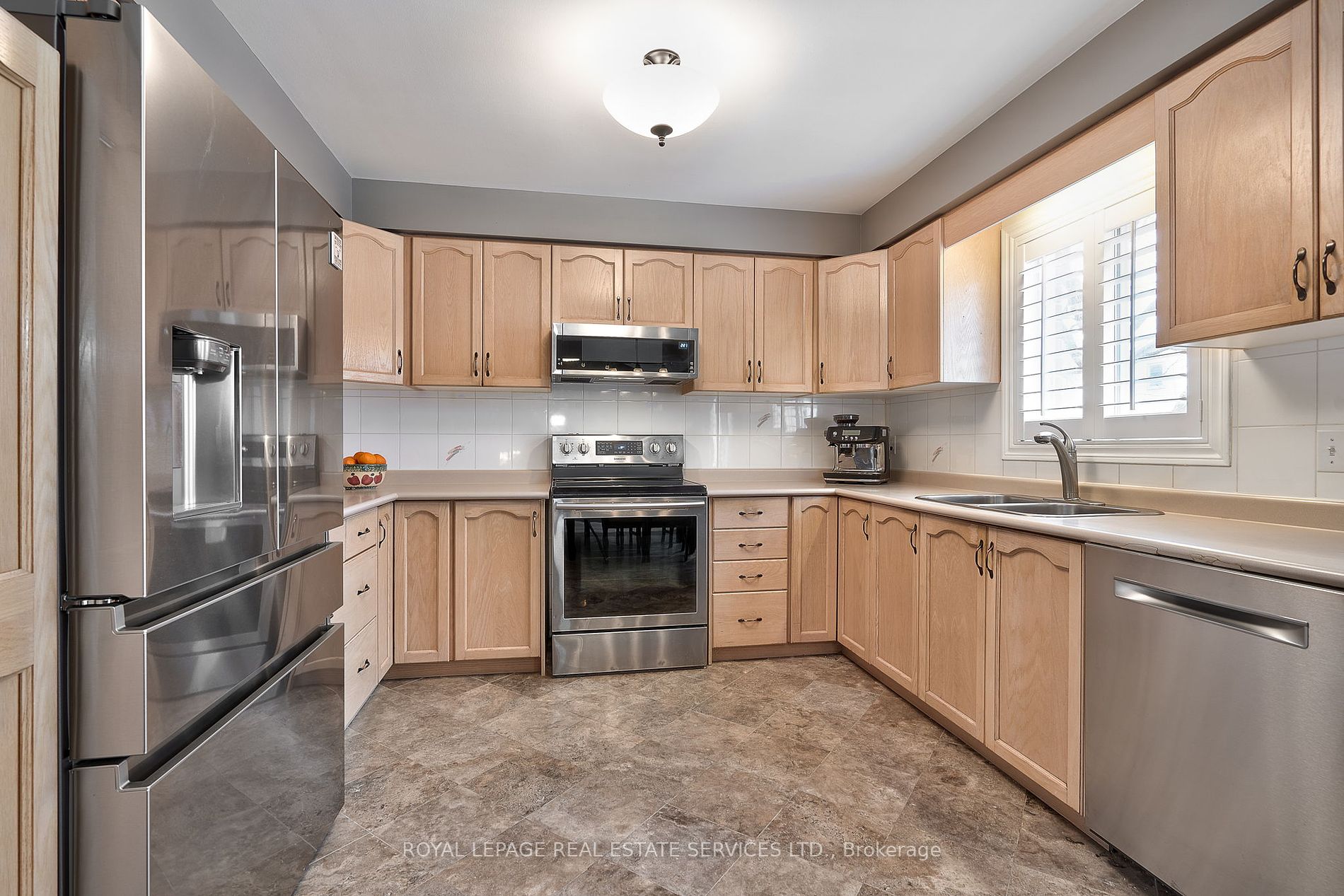 2215 Oakridge Cres Property Photo 12
