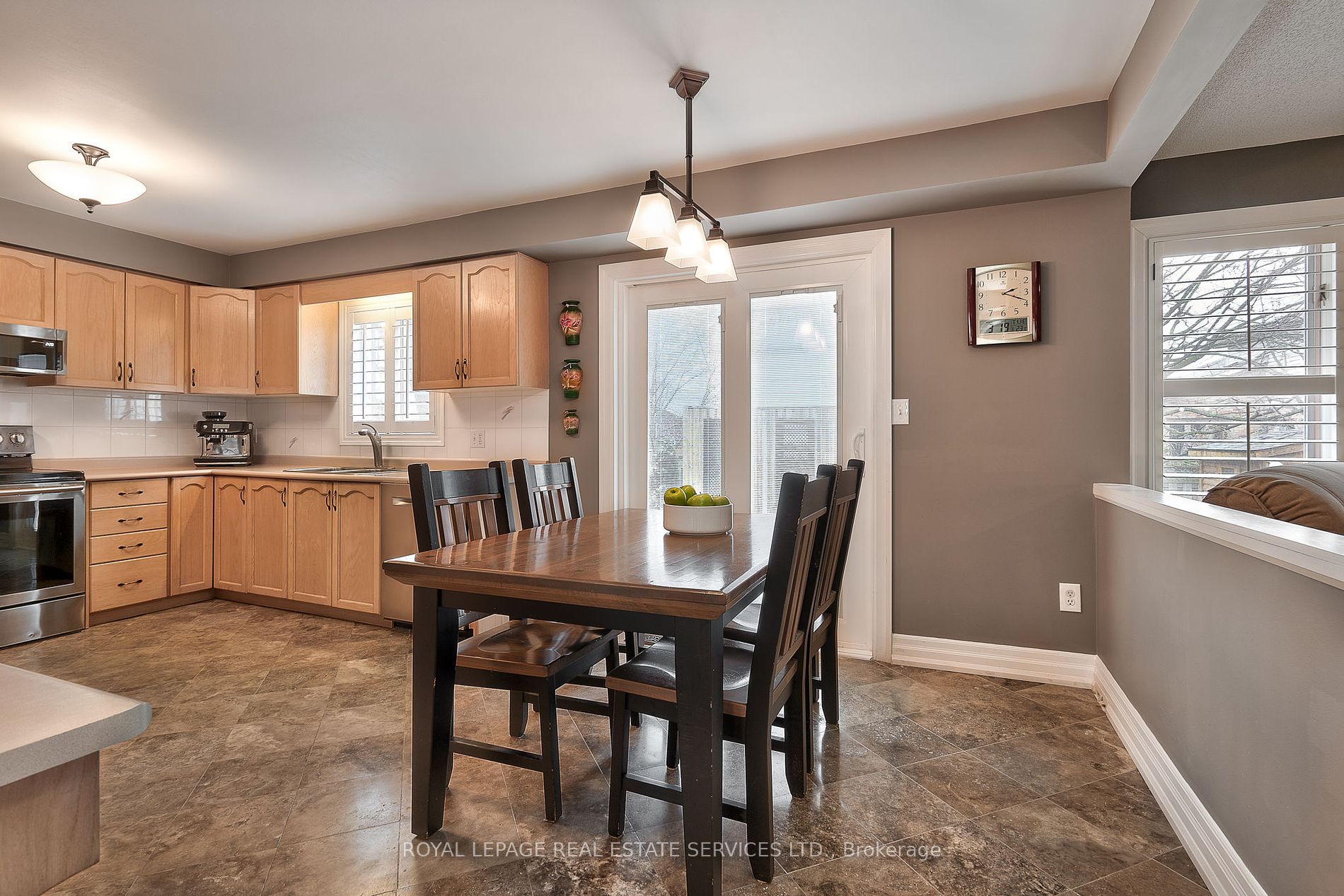 2215 Oakridge Cres Property Photo 14