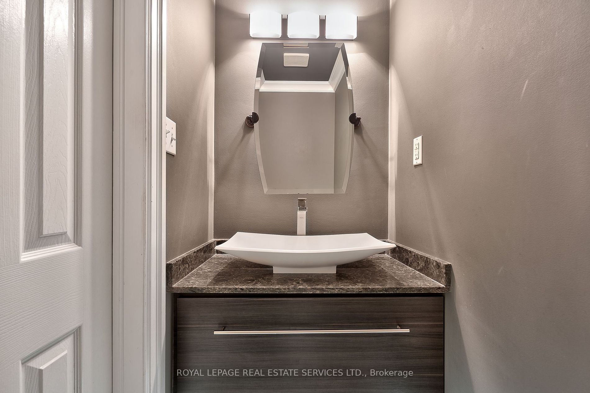 2215 Oakridge Cres Property Photo 18