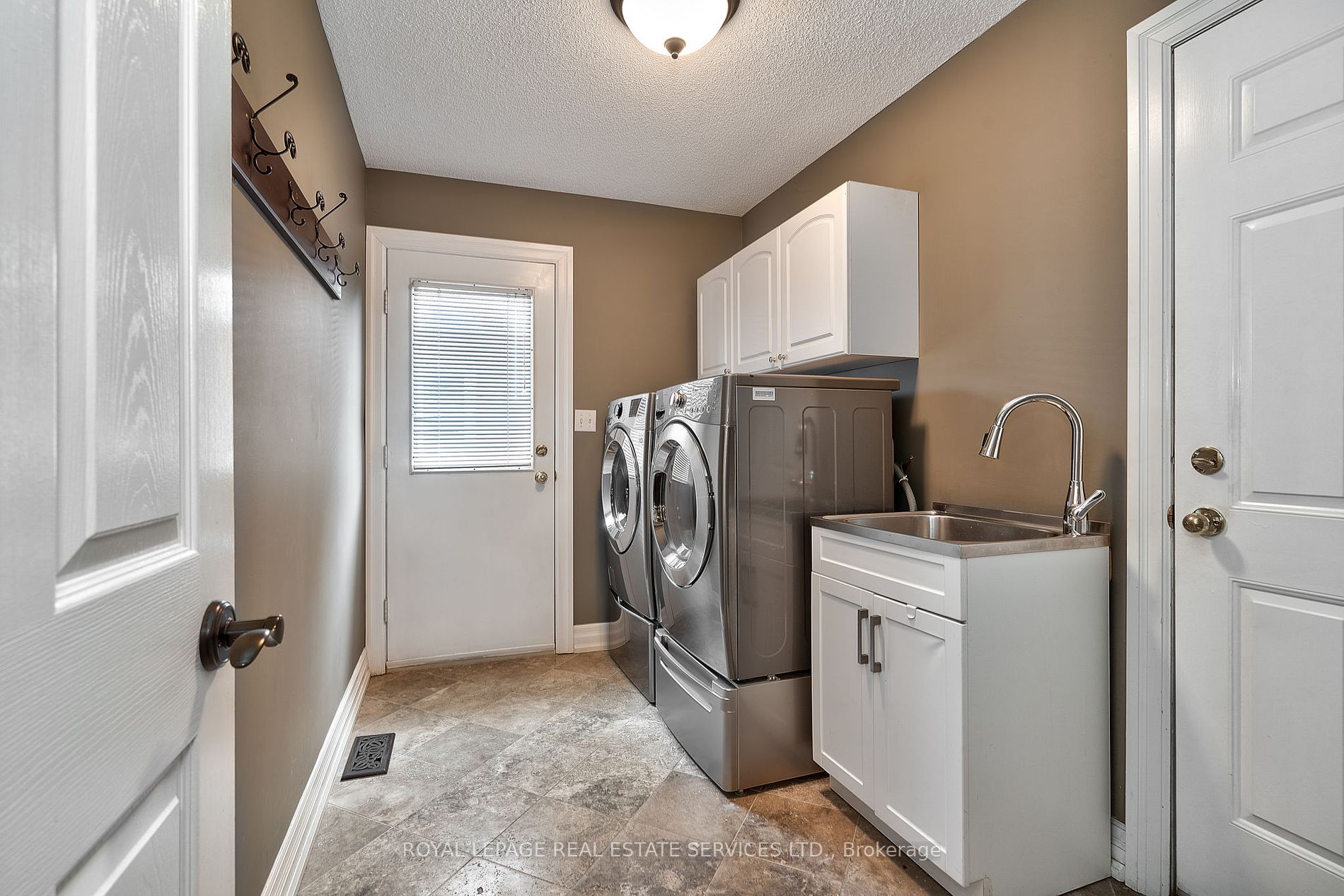 2215 Oakridge Cres Property Photo 19