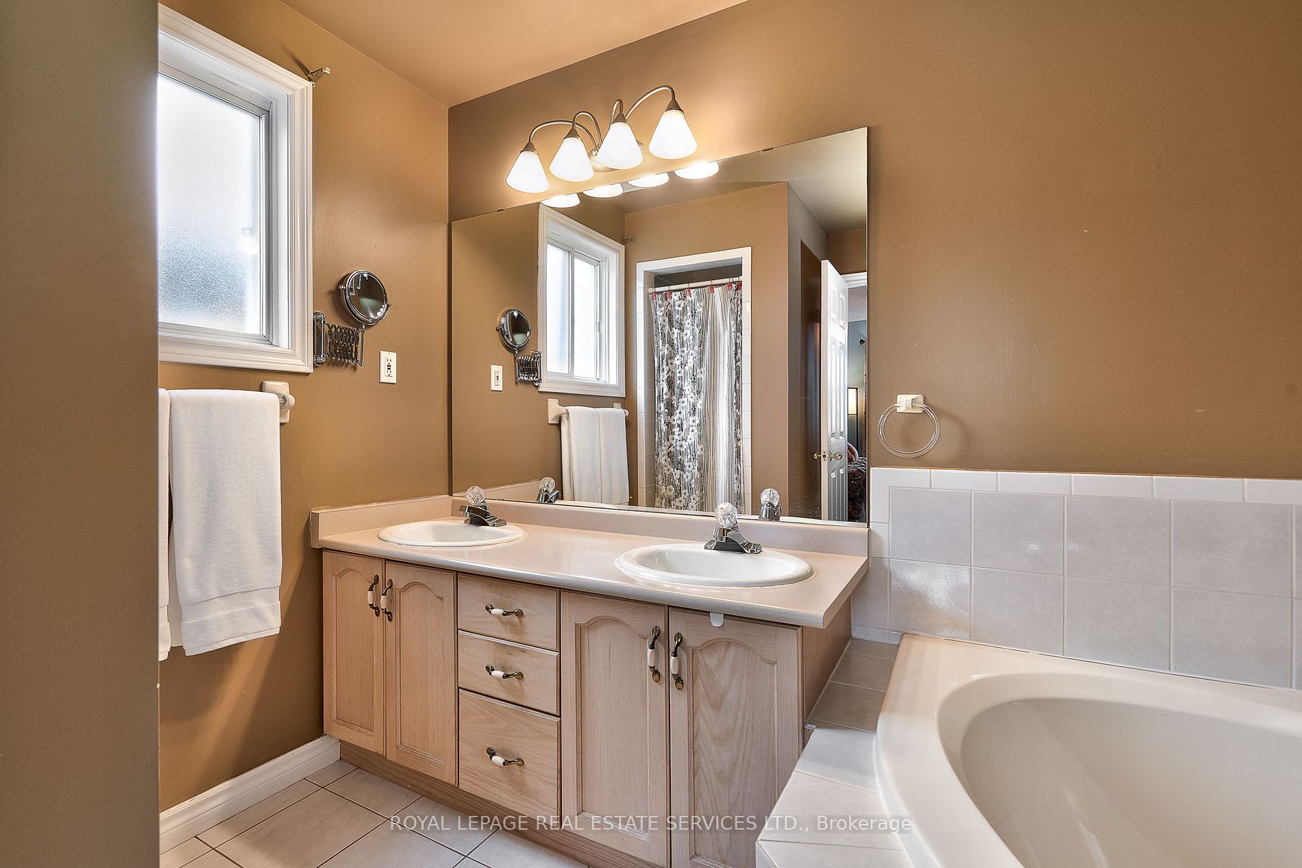2215 Oakridge Cres Property Photo 23