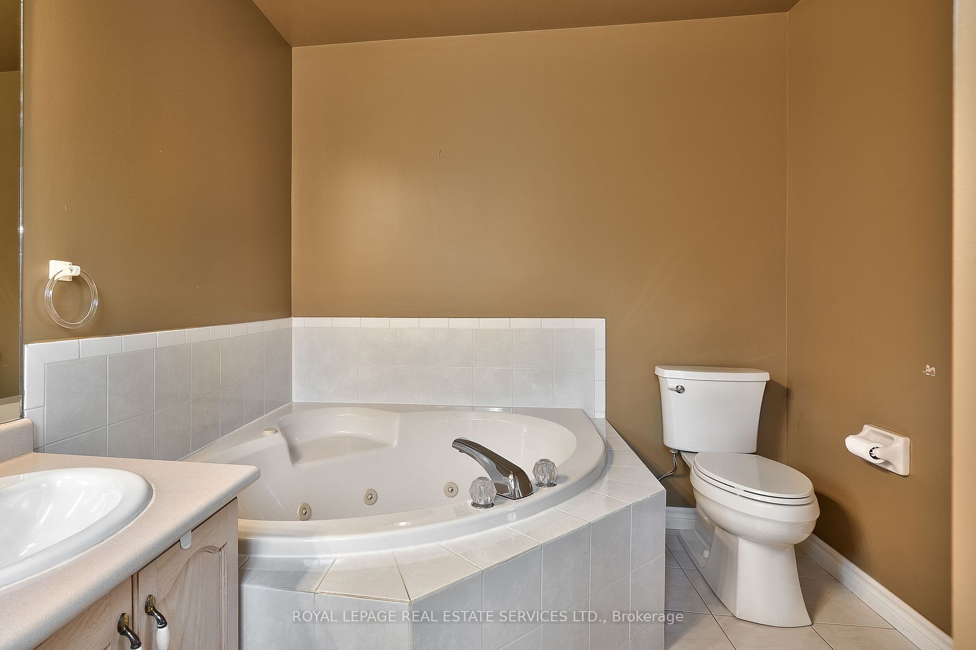 2215 Oakridge Cres Property Photo 24