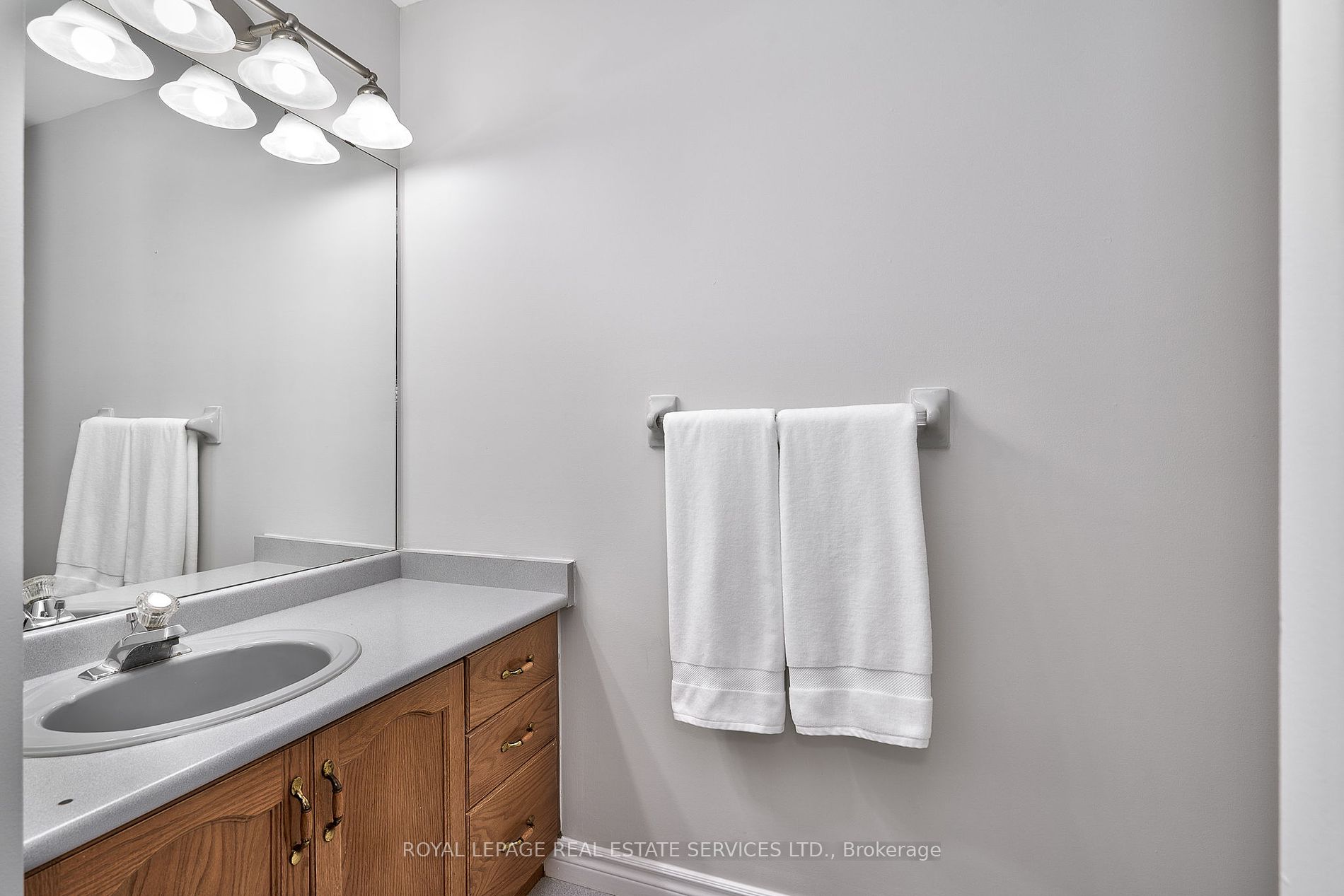 2215 Oakridge Cres Property Photo 29