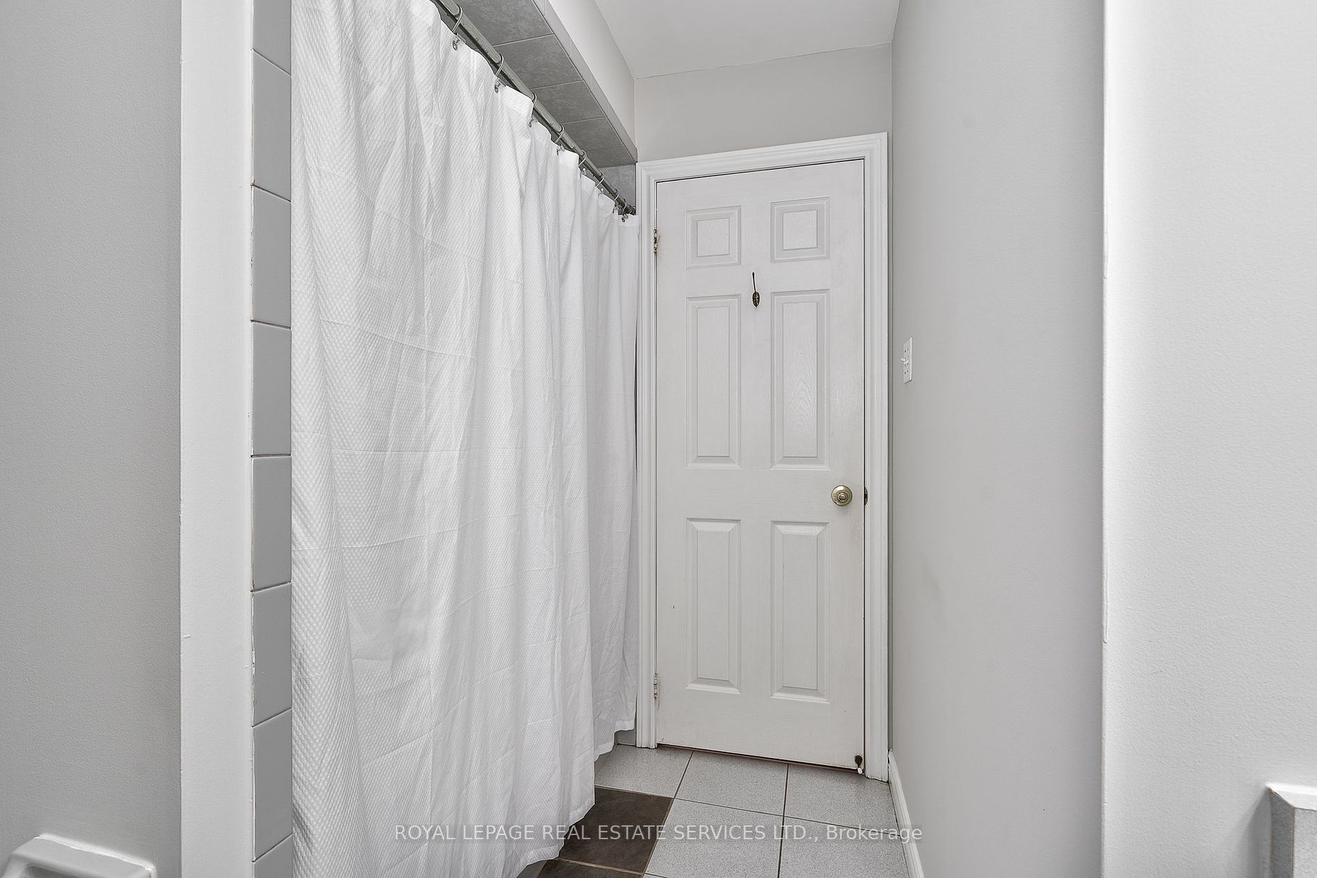 2215 Oakridge Cres Property Photo 30