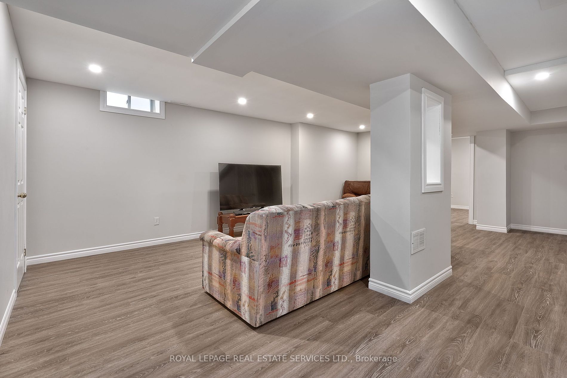 2215 Oakridge Cres Property Photo 32