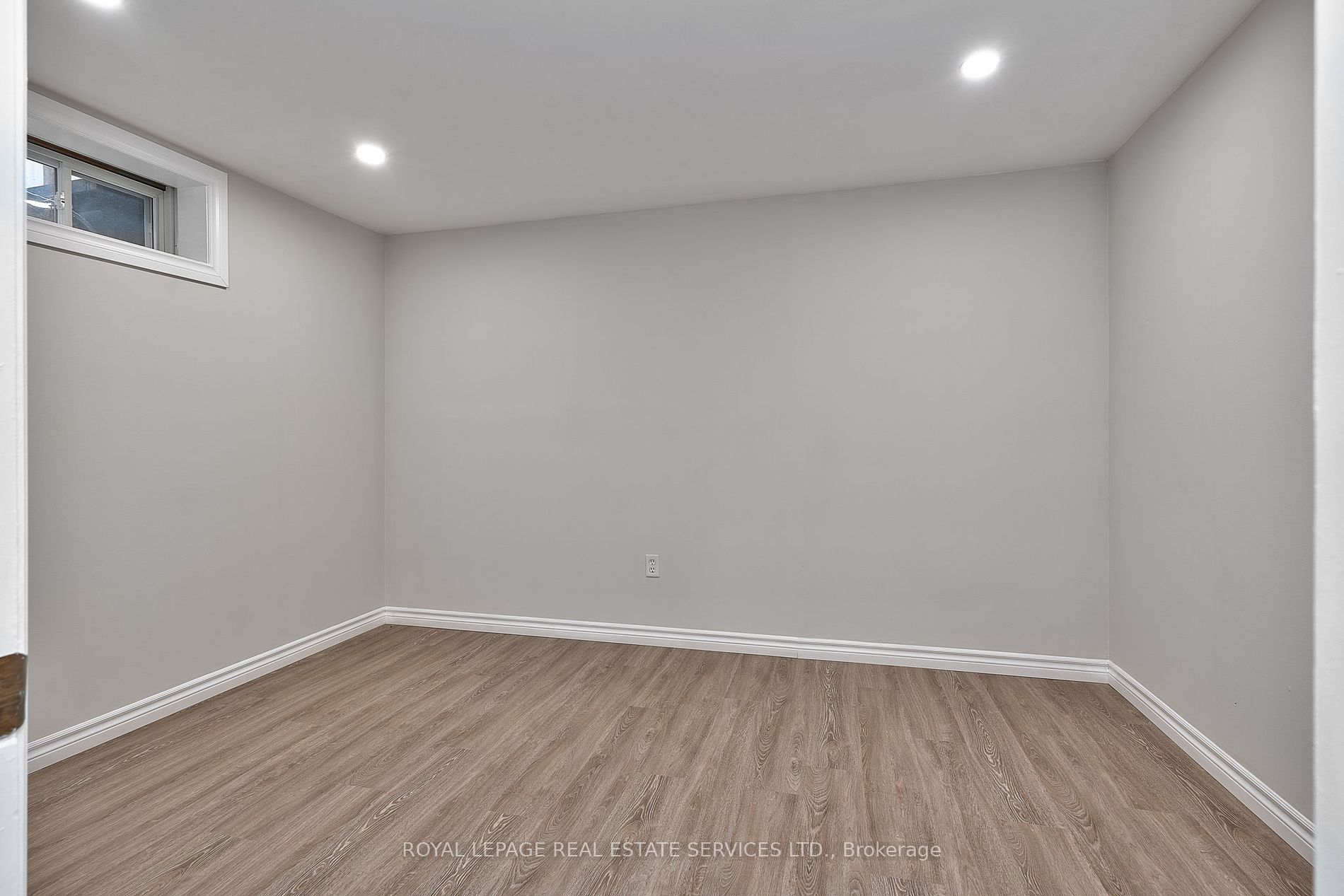 2215 Oakridge Cres Property Photo 34
