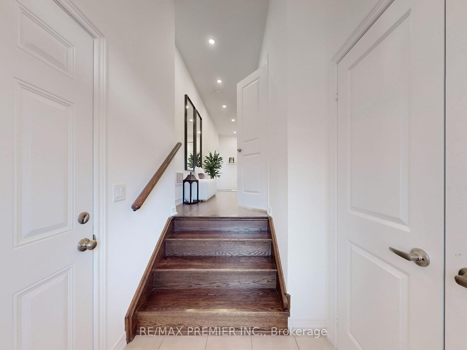 539 Dundas St E Property Photo 2