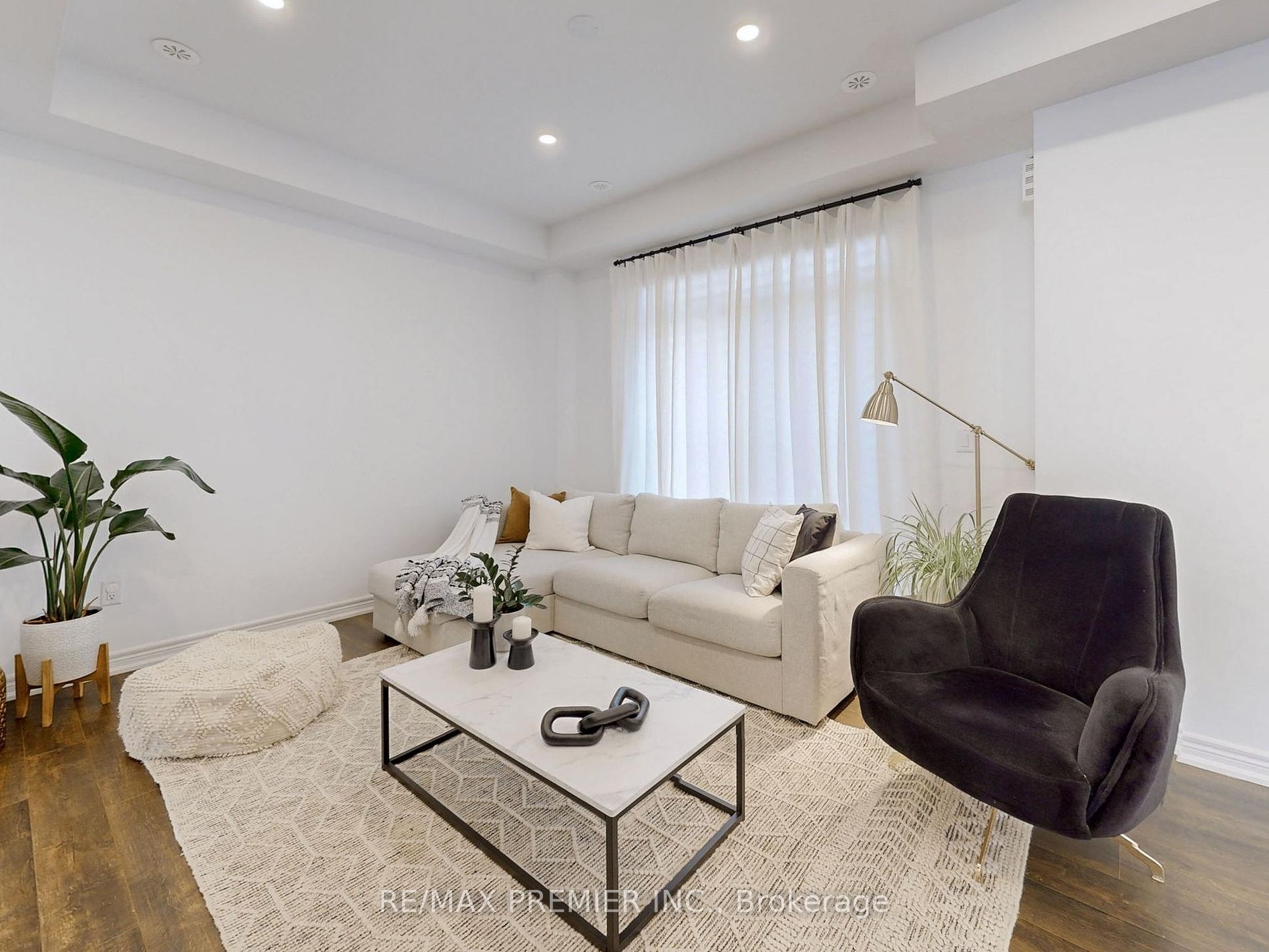 539 Dundas St E Property Photo 6