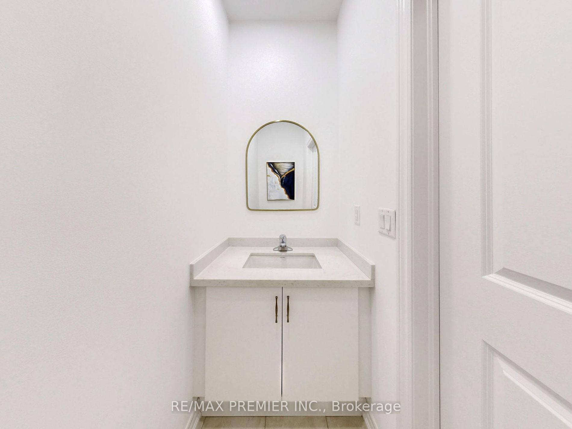 539 Dundas St E Property Photo 13