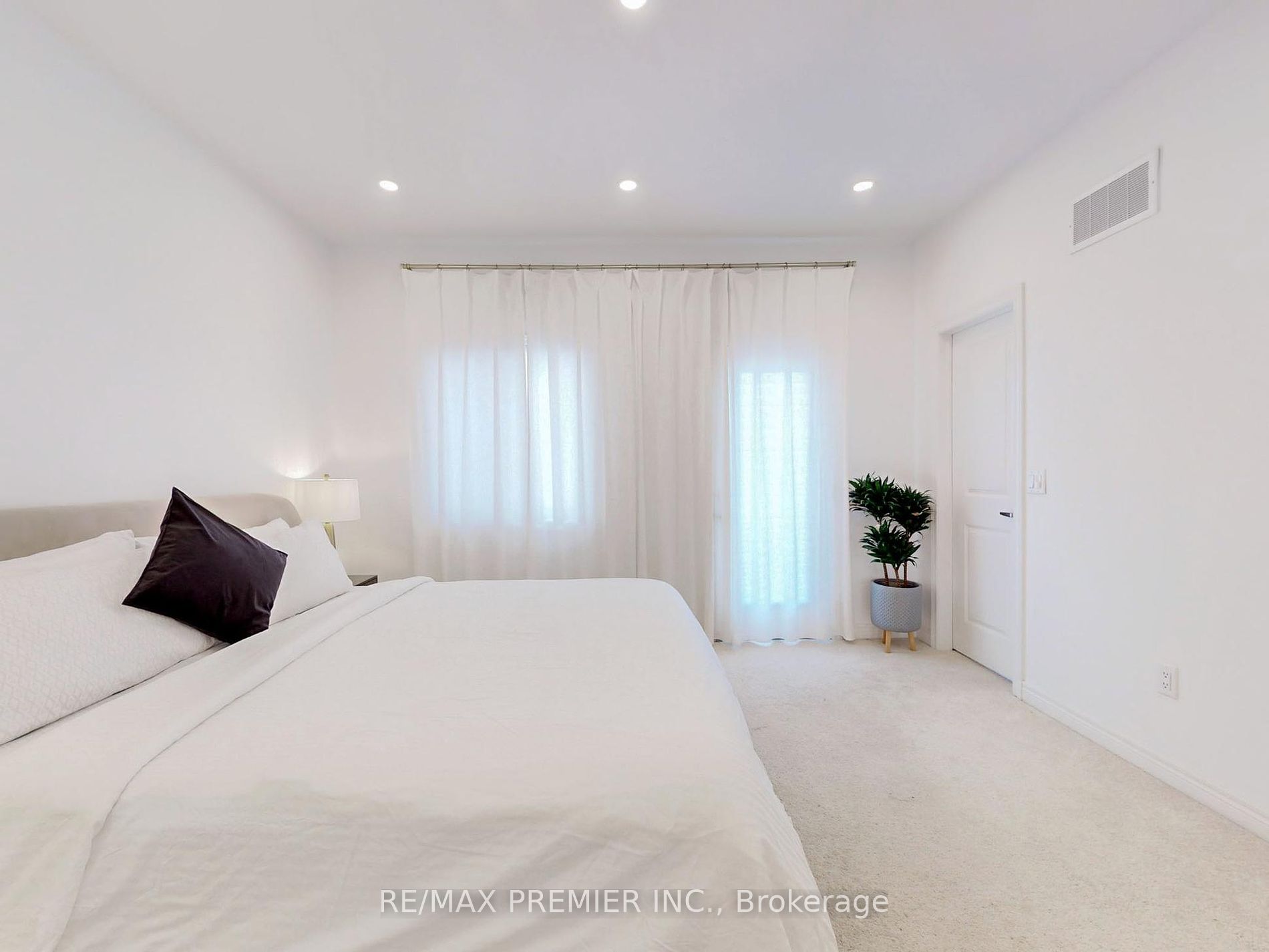 539 Dundas St E Property Photo 16