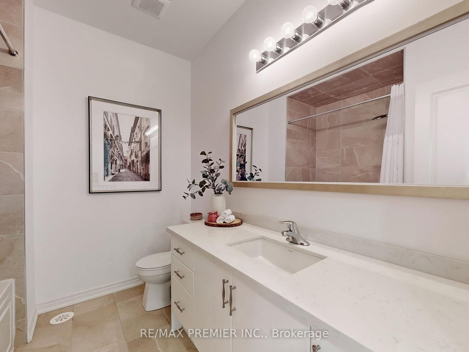 539 Dundas St E Property Photo 21