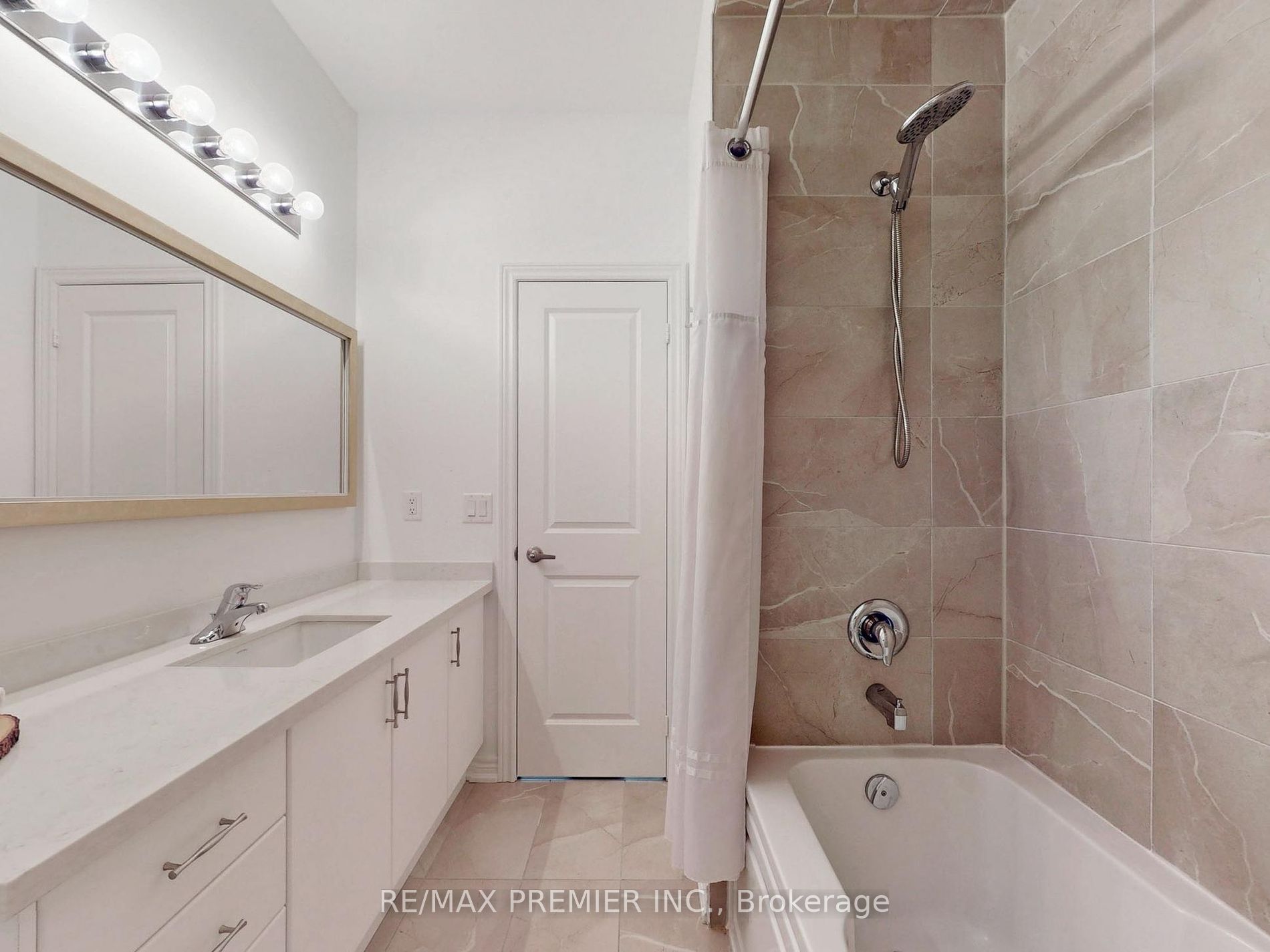 539 Dundas St E Property Photo 22