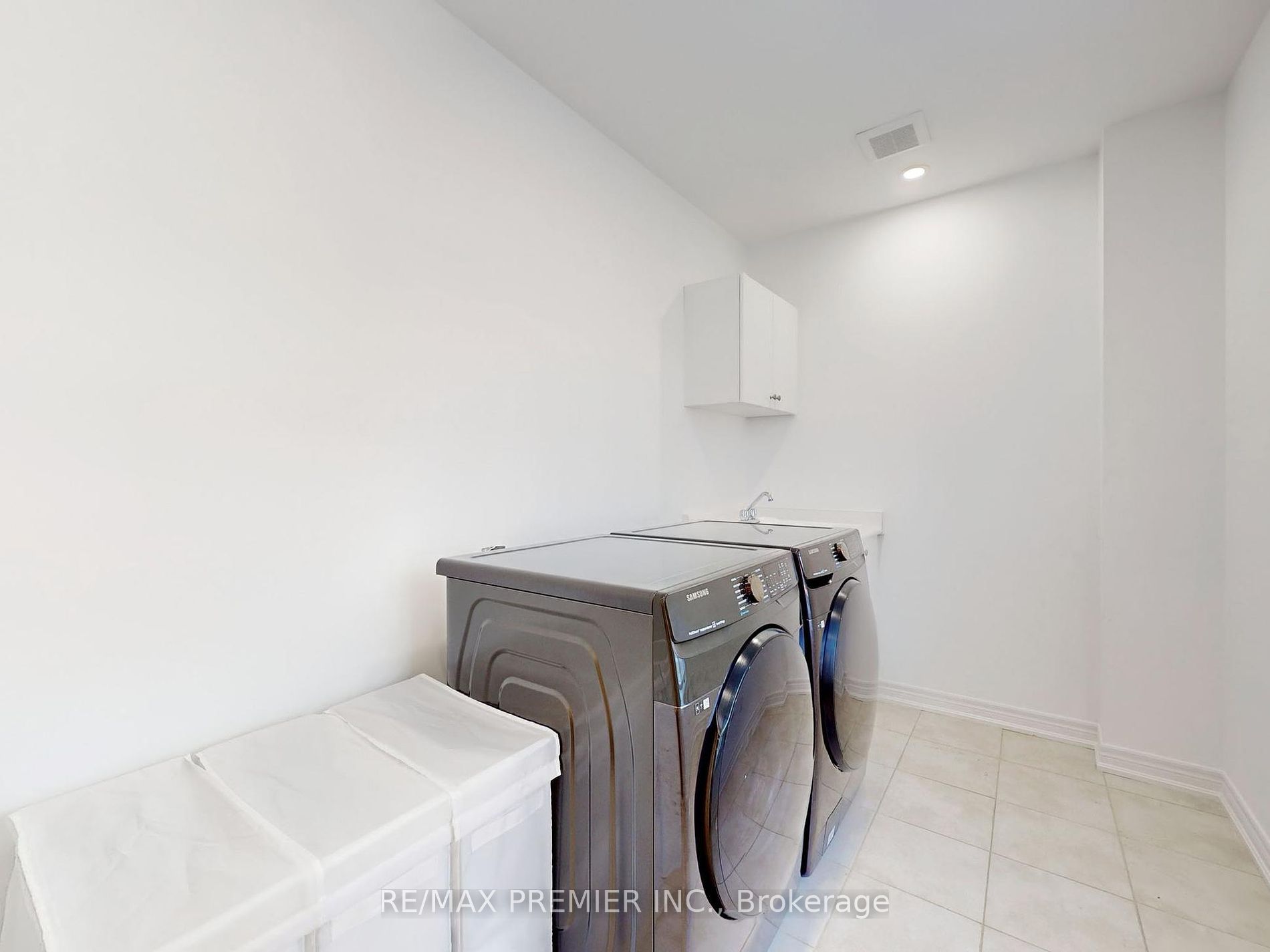 539 Dundas St E Property Photo 23