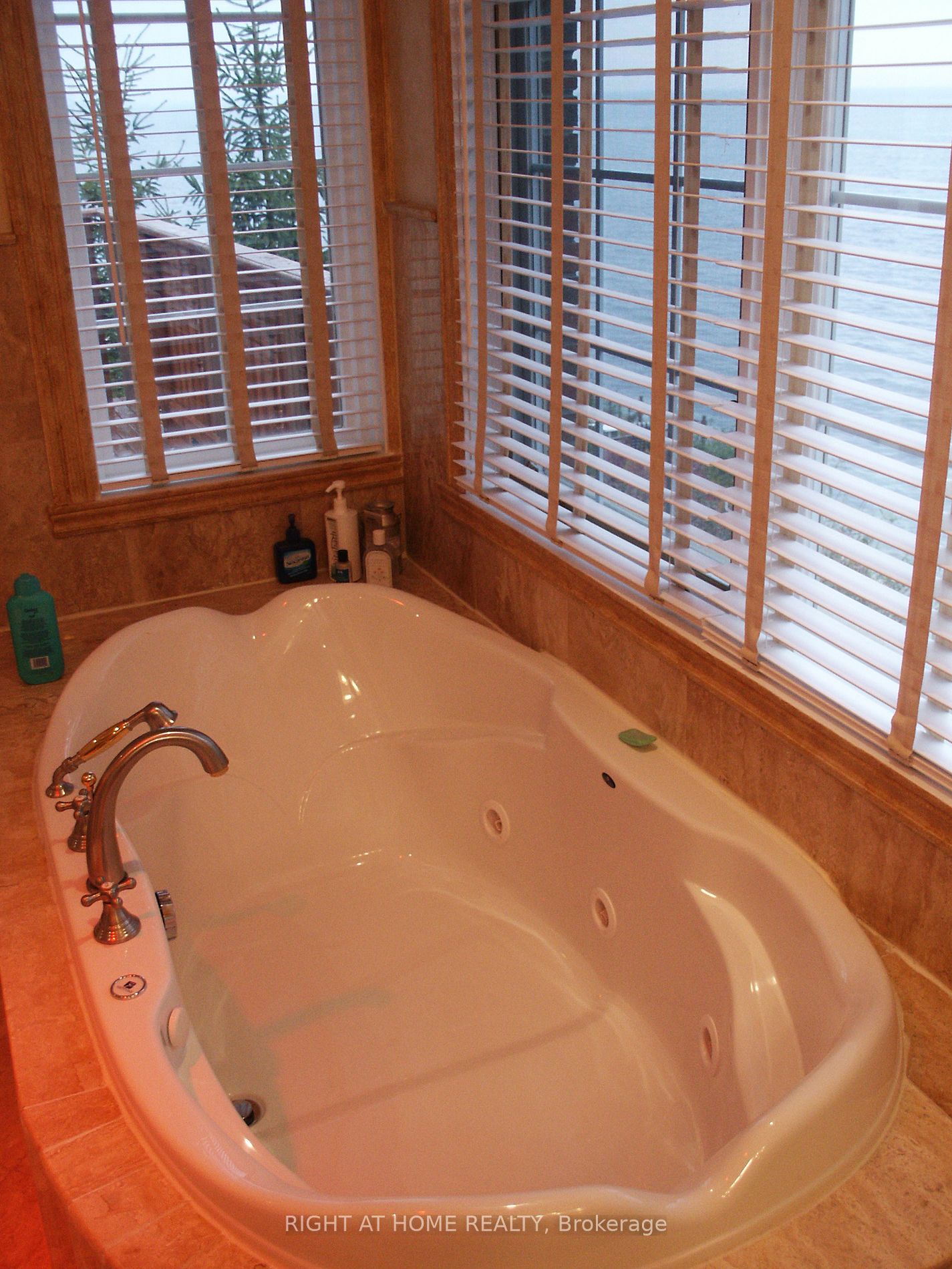 1 Sussex Dr Property Photo 18