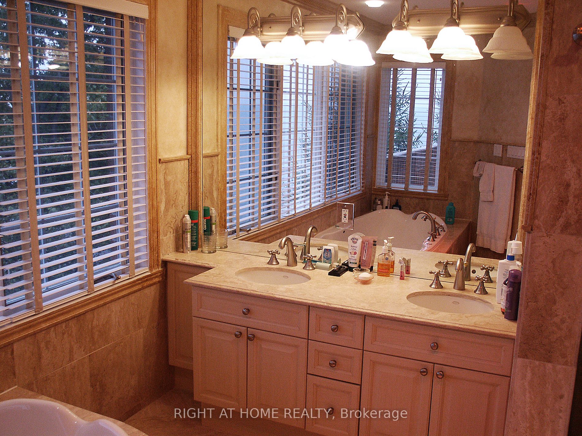 1 Sussex Dr Property Photo 20