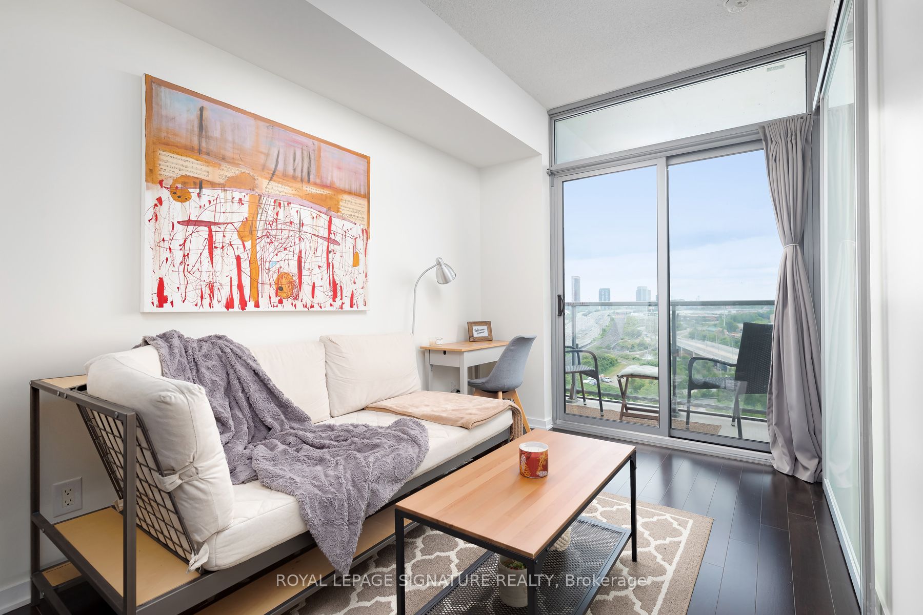 105 The Queensway Ave 08 Property Photo 2