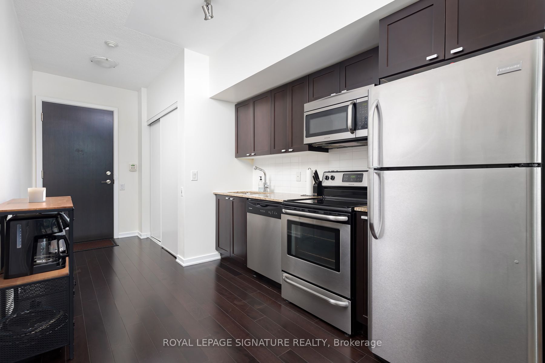 105 The Queensway Ave 08 Property Photo 5