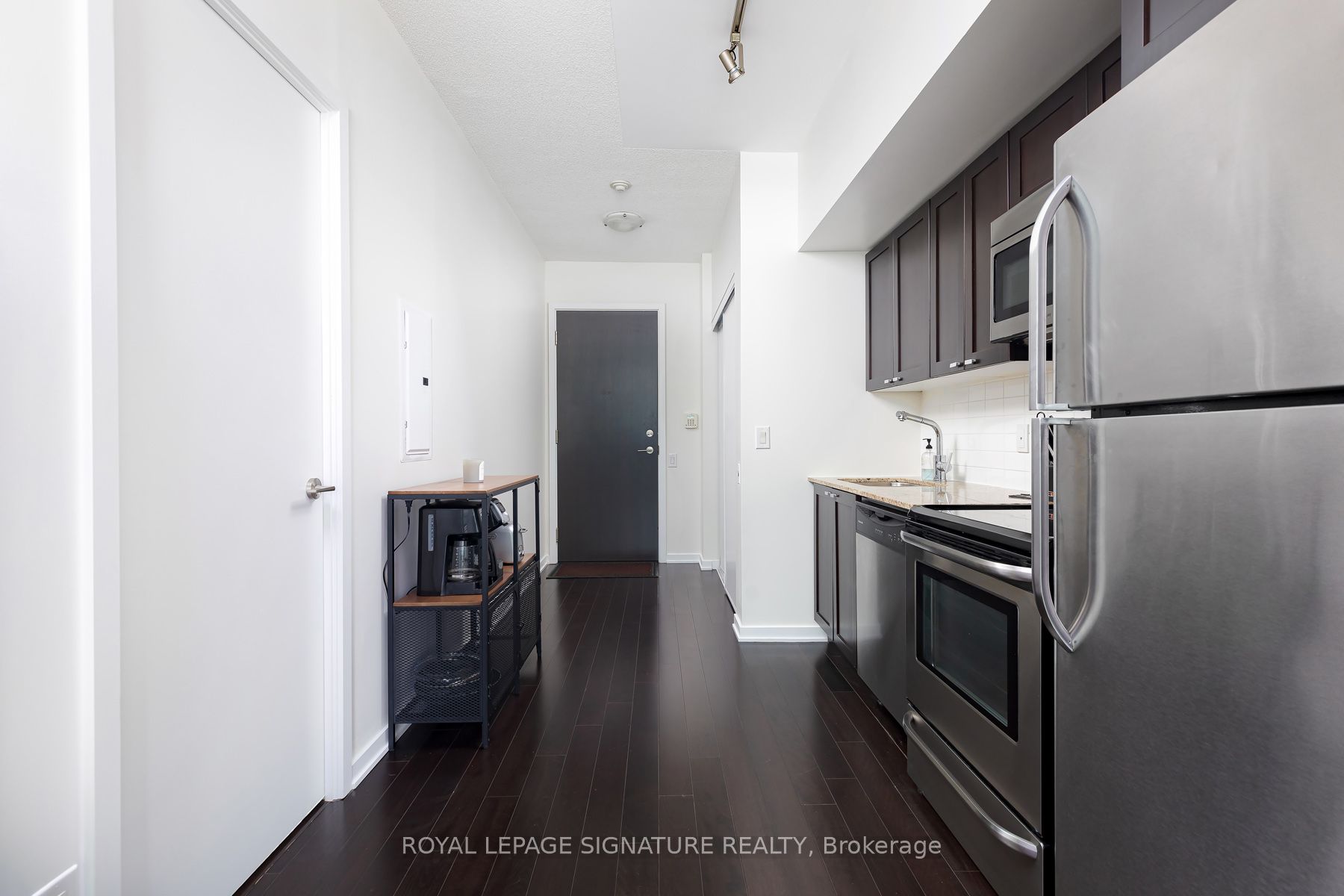 105 The Queensway Ave 08 Property Photo 6