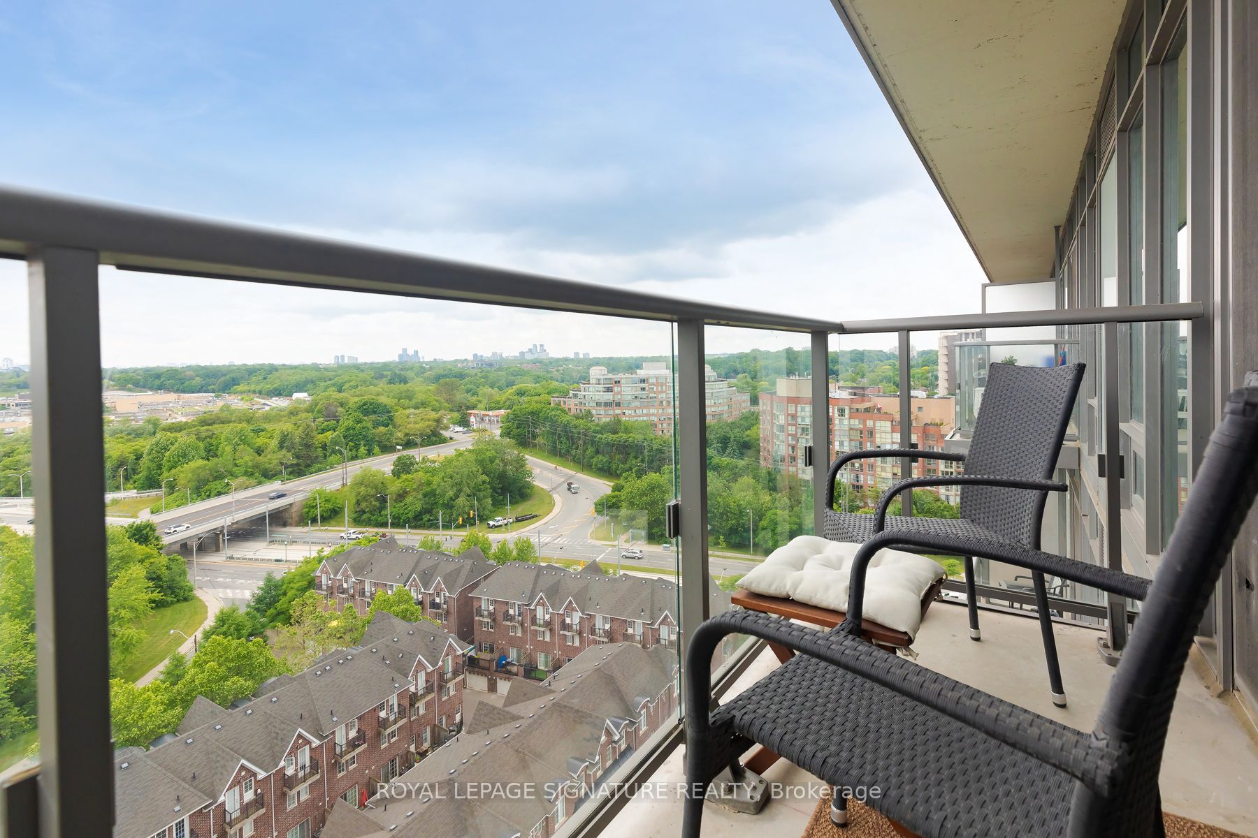 105 The Queensway Ave 08 Property Photo 11