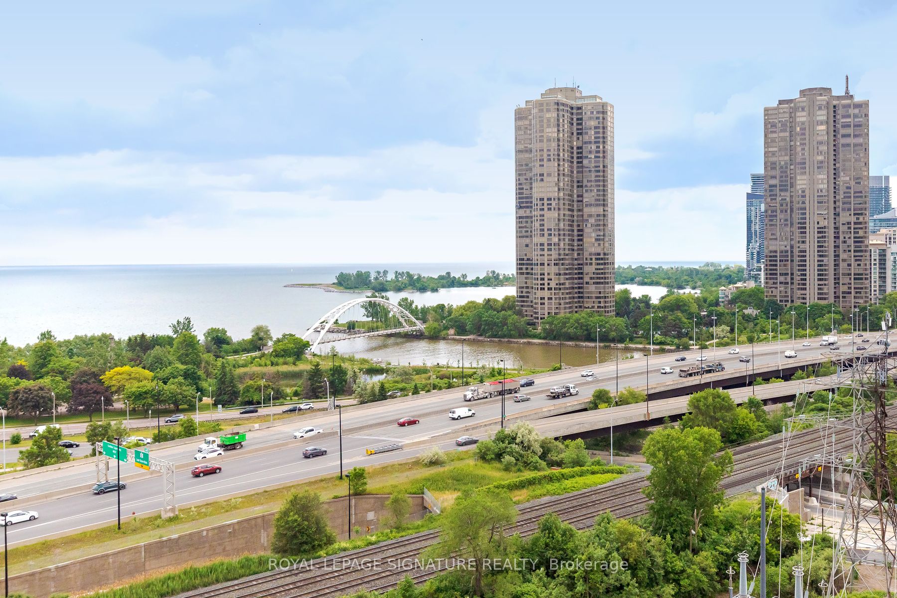 105 The Queensway Ave 08 Property Photo 12