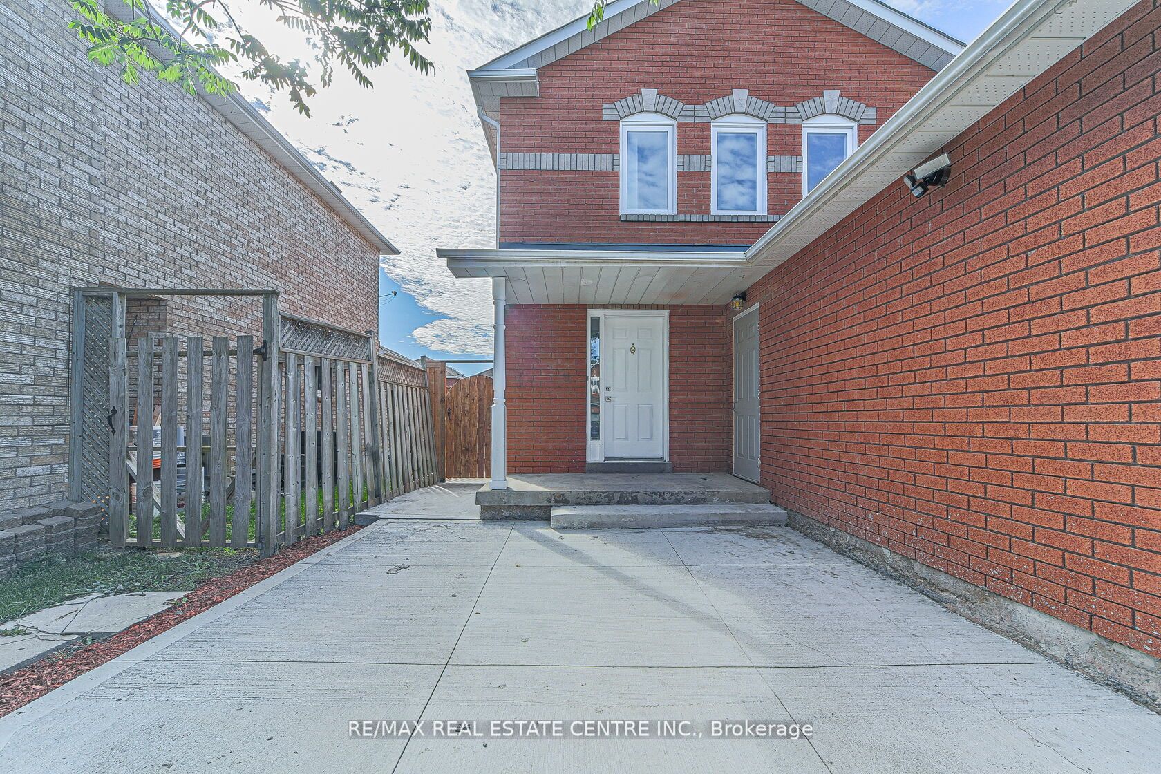 51 Ravenscliffe Crt Property Photo 4