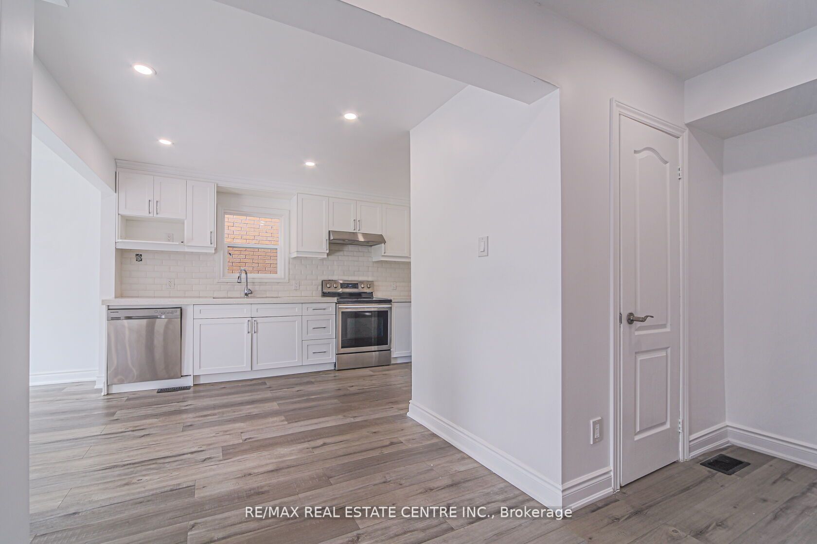51 Ravenscliffe Crt Property Photo 8