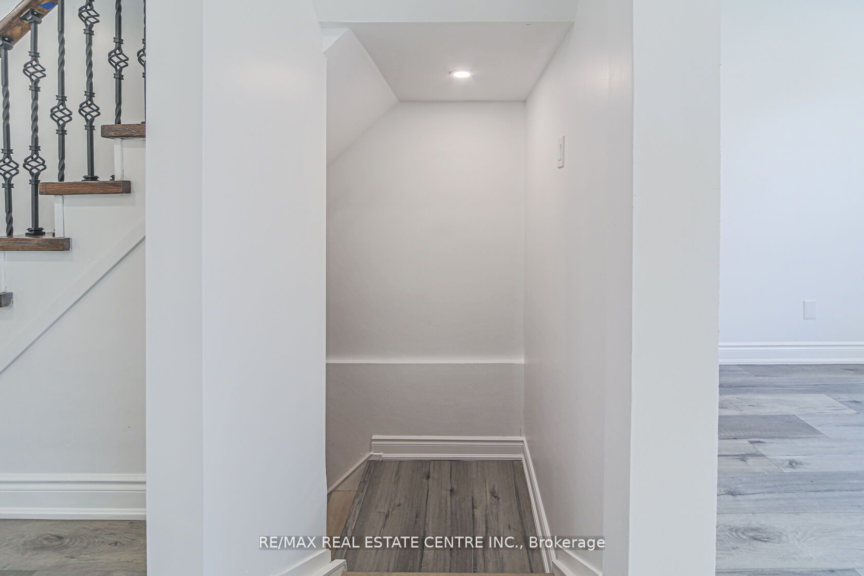 51 Ravenscliffe Crt Property Photo 17