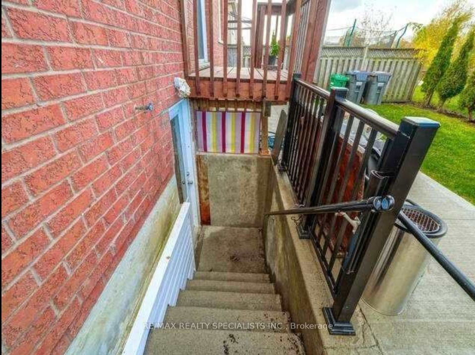 114 River Rock Cres Property Photo 8
