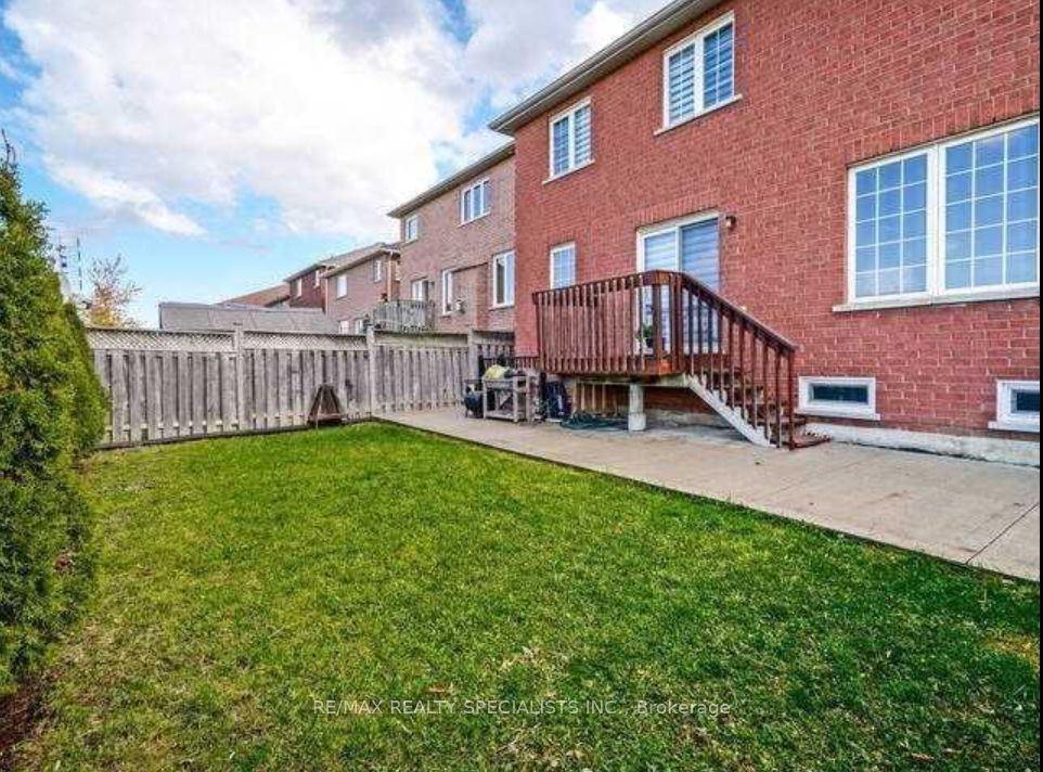 114 River Rock Cres Property Photo 9