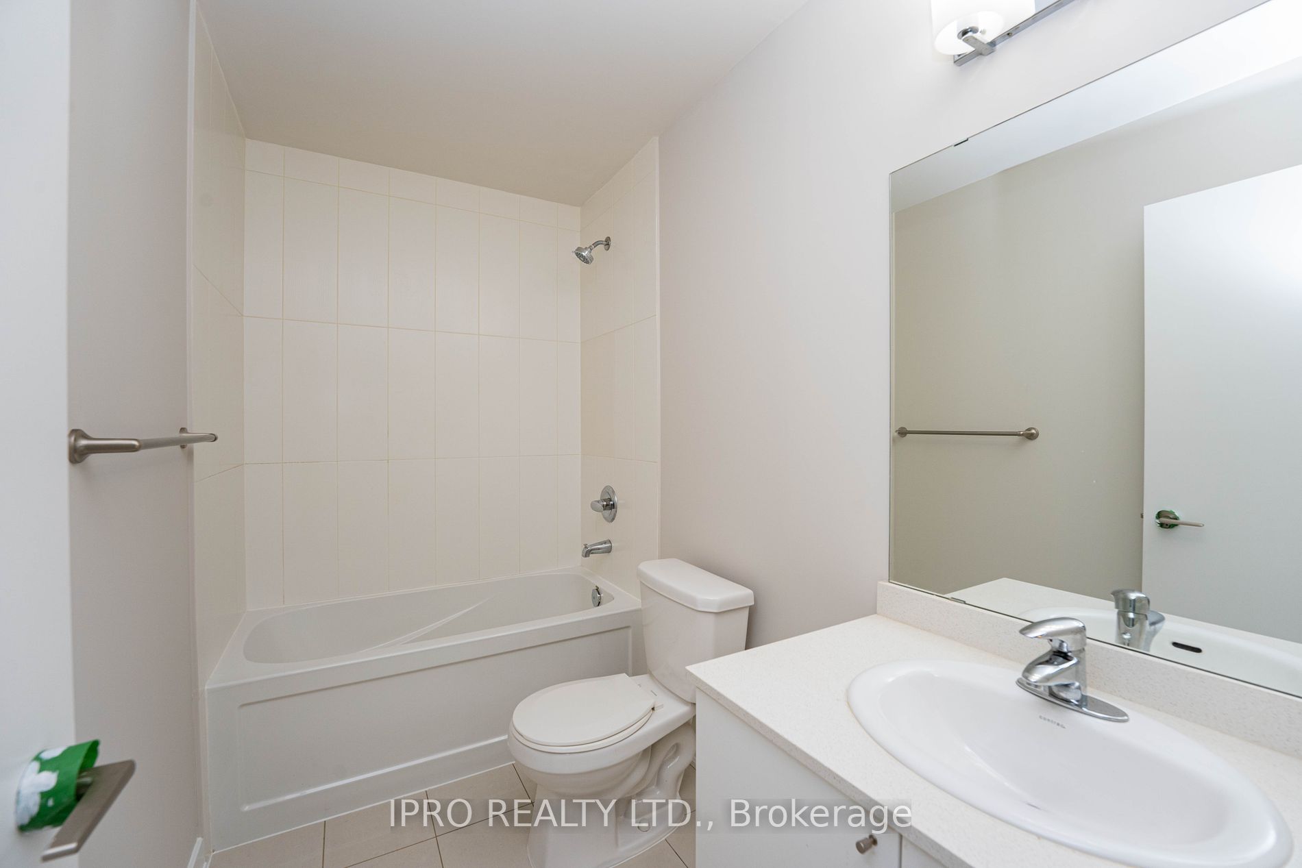 3985 Grand Park Dr 1912 Property Photo 4