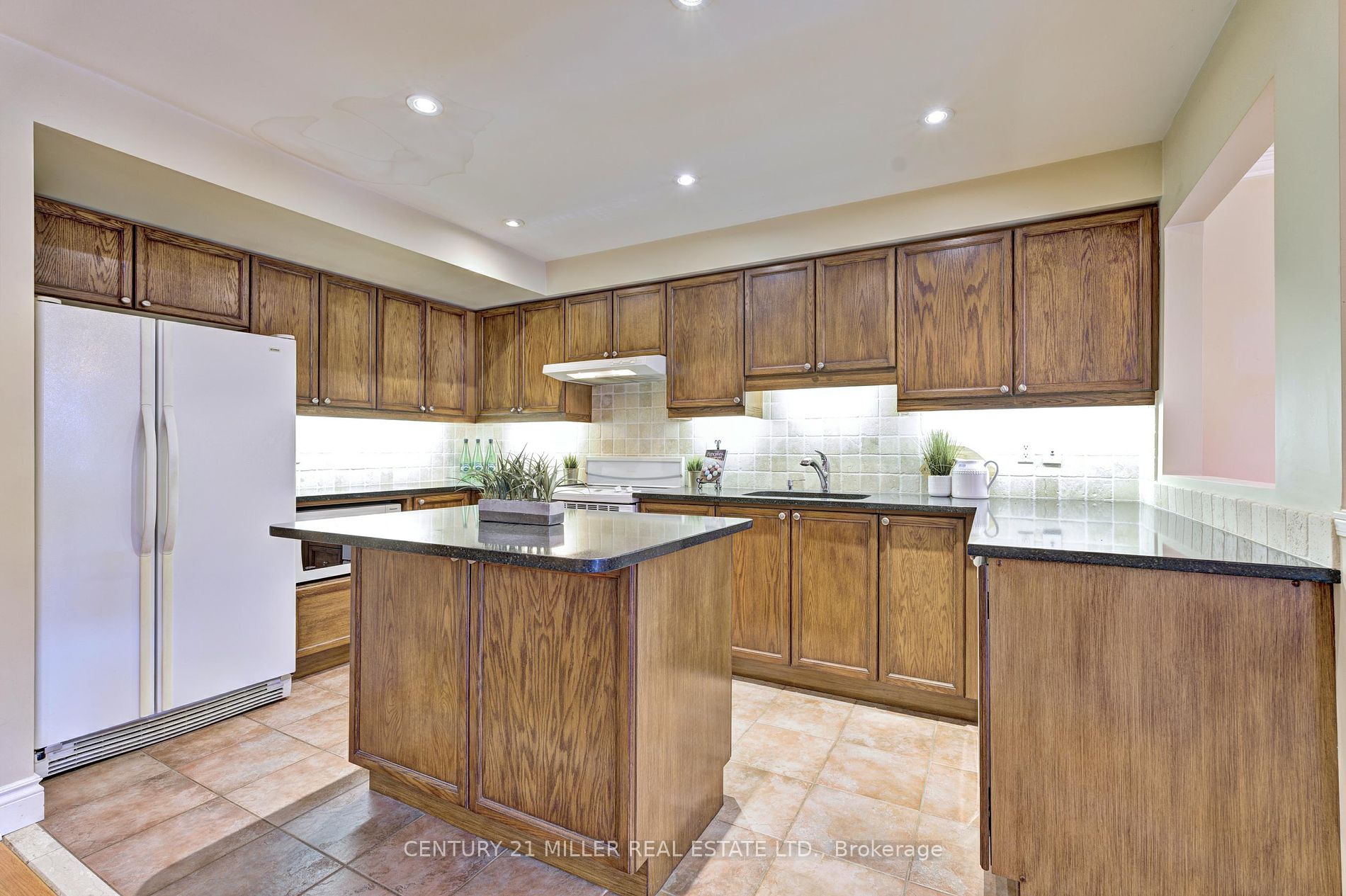 1084 Queen St W 29b Property Photo 13