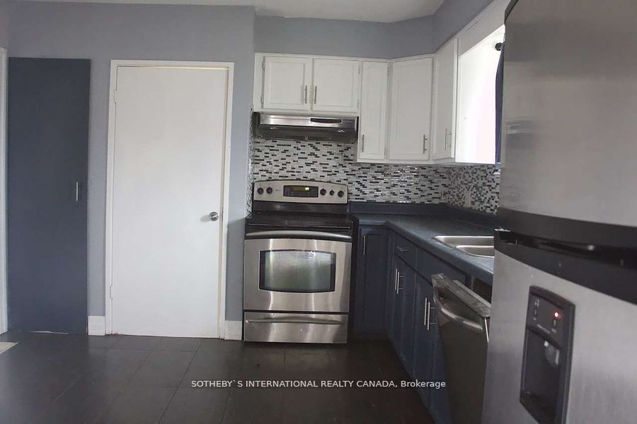 222 Hammersmith Crt Property Photo 3