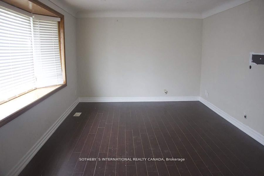 222 Hammersmith Crt Property Photo 4