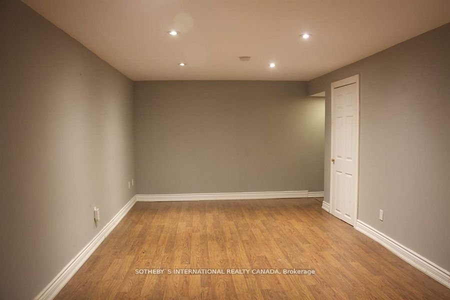 222 Hammersmith Crt Property Photo 5