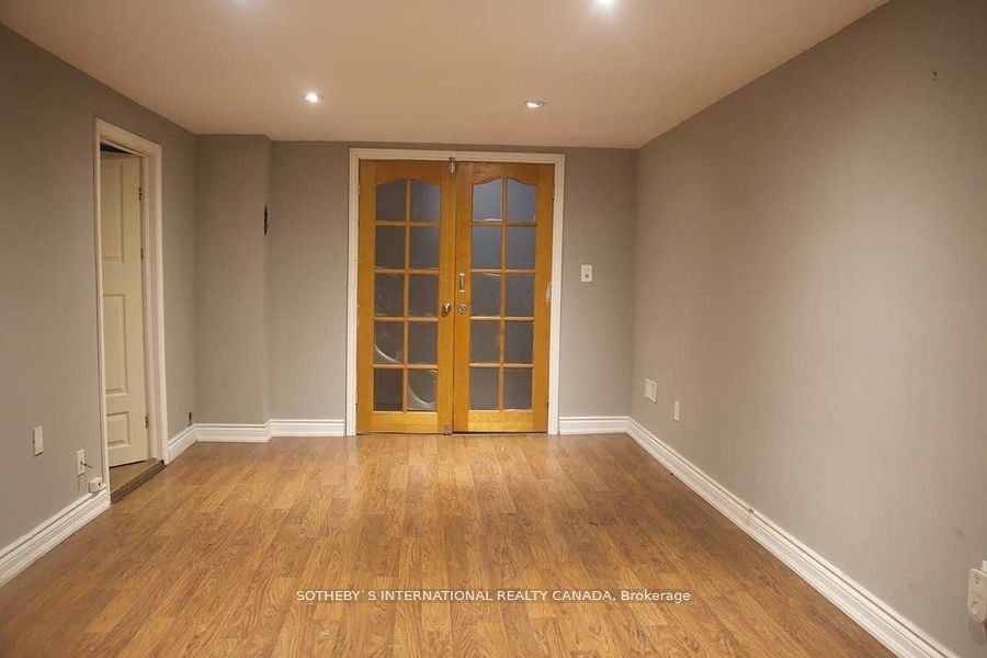 222 Hammersmith Crt Property Photo 6