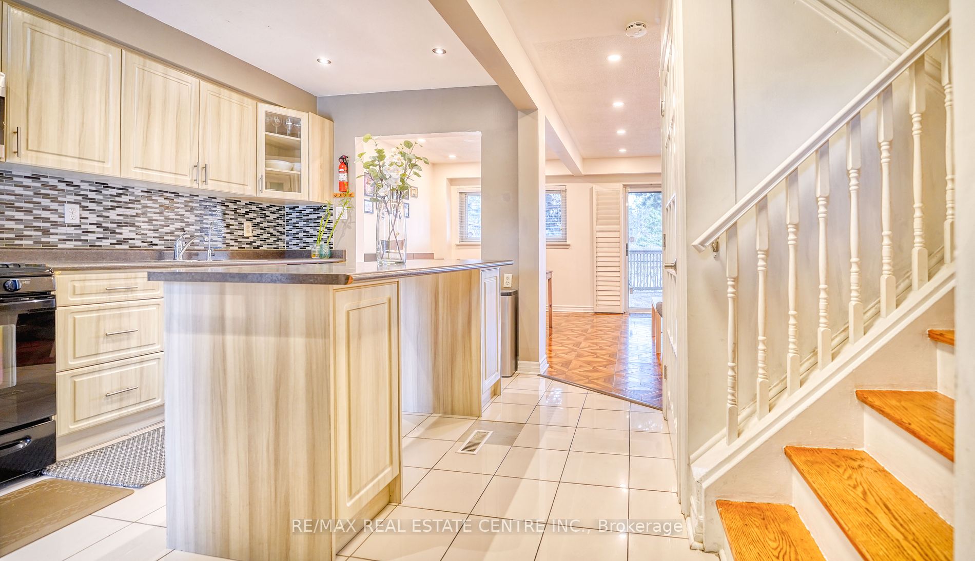 46 Dearbourne Blvd 21 Property Photo 2