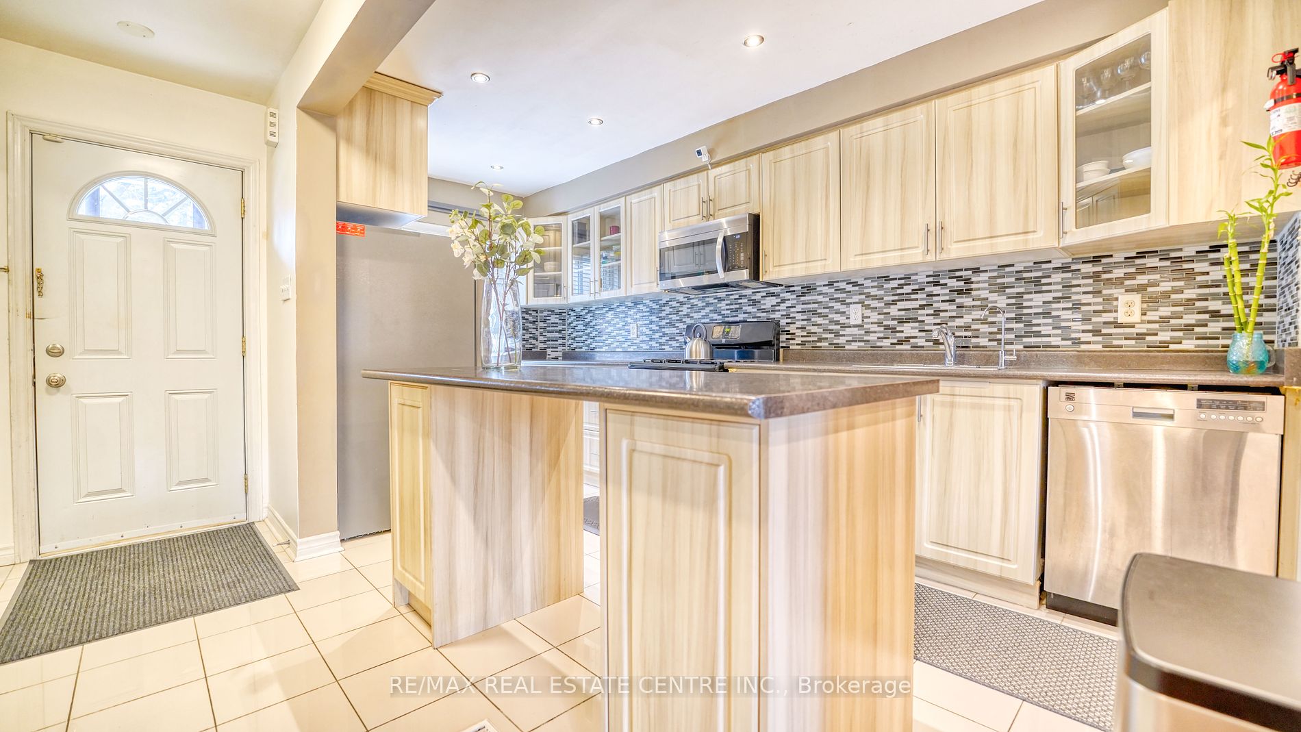 46 Dearbourne Blvd 21 Property Photo 4