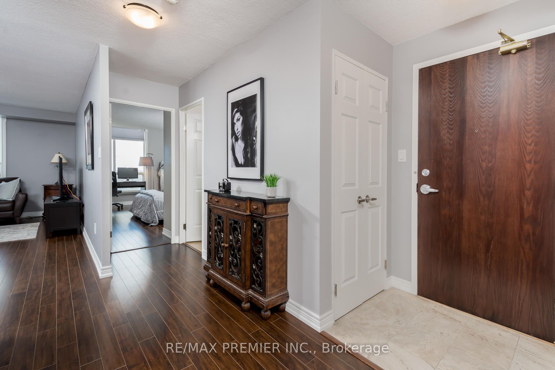 101 Subway Cres 9 Property Photo 4